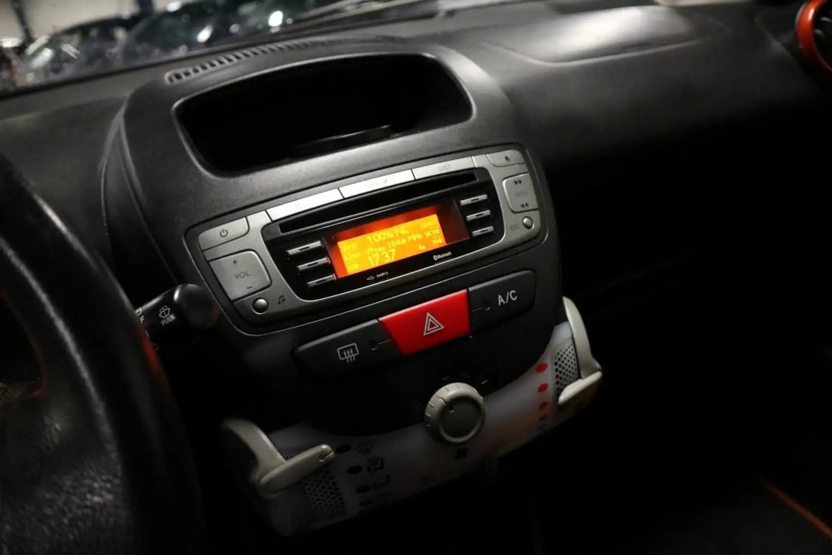 Toyota Aygo 1.0 VVT-i Dynamic Orange / AIRCO ! ! ! Schwarz - 2