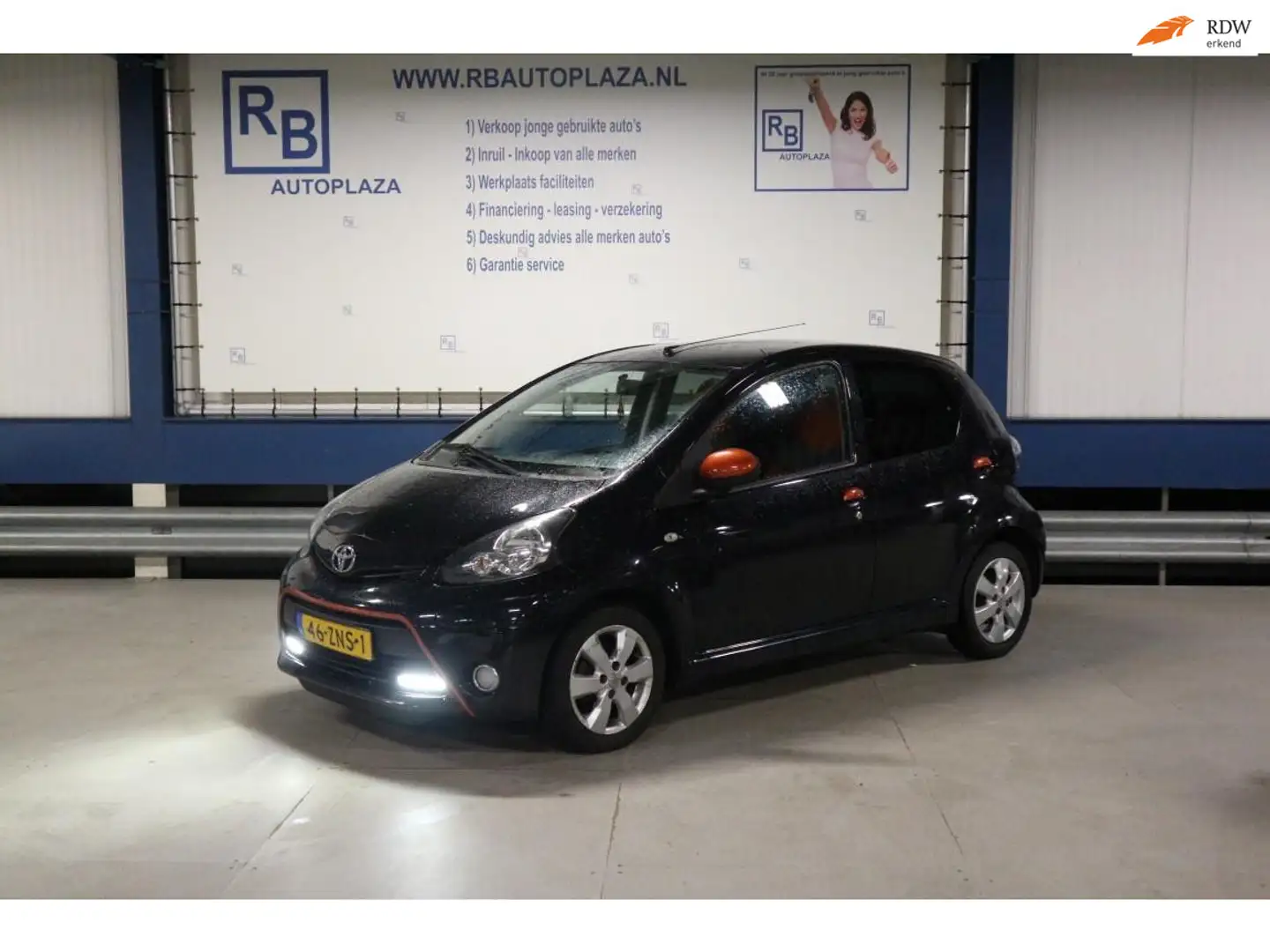 Toyota Aygo 1.0 VVT-i Dynamic Orange / AIRCO ! ! ! Schwarz - 1