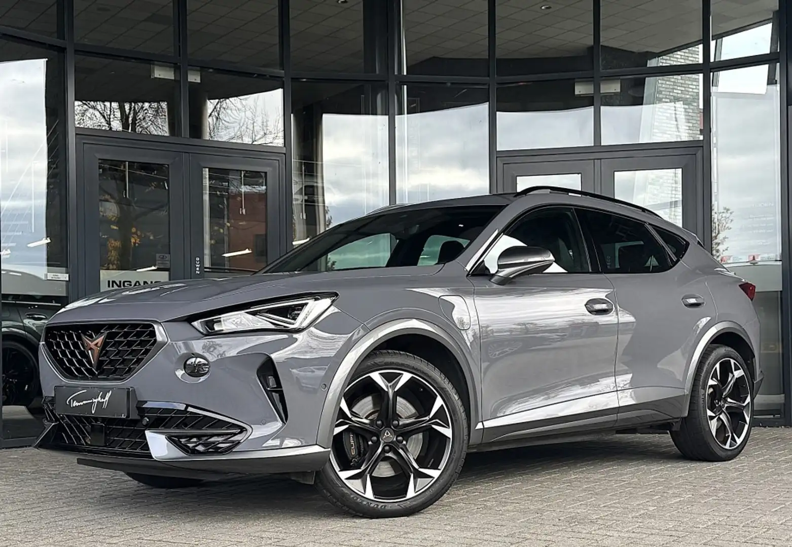 CUPRA Formentor 1.4 E-HYBRID 245PK VZ PERF. - PANO - TREKH. - MATR Grau - 1