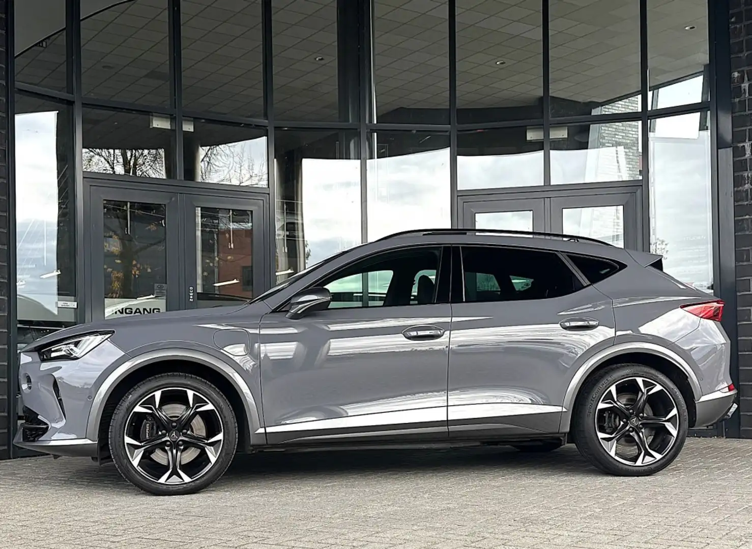 CUPRA Formentor 1.4 E-HYBRID 245PK VZ PERF. - PANO - TREKH. - MATR Grau - 2