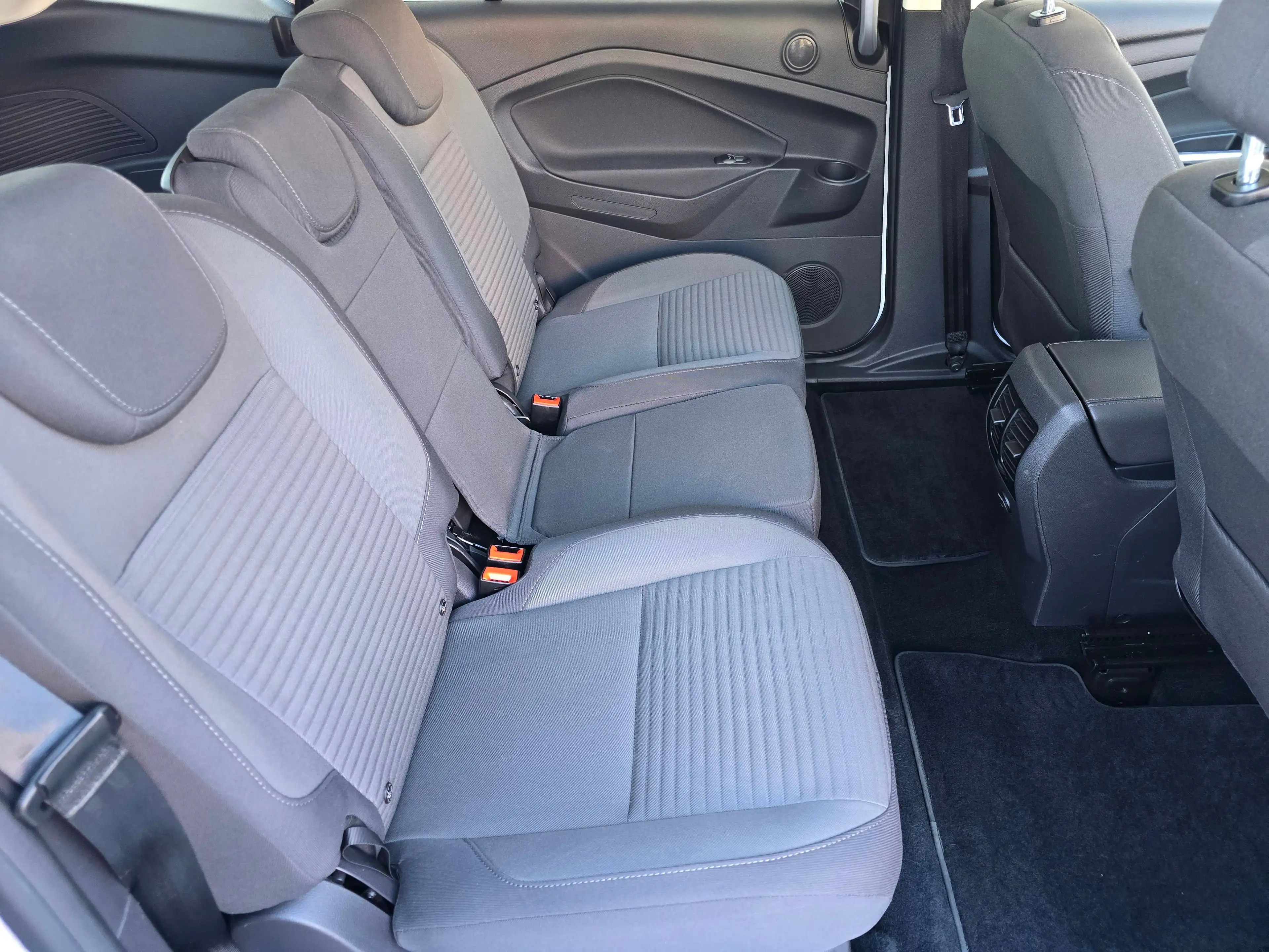 Ford Grand C-Max 2.0 TDCi Titanium Aut. Titanium*1.Hand*AHK*Navigation*Rückfahrkamera*Park-Assistent — photo 14