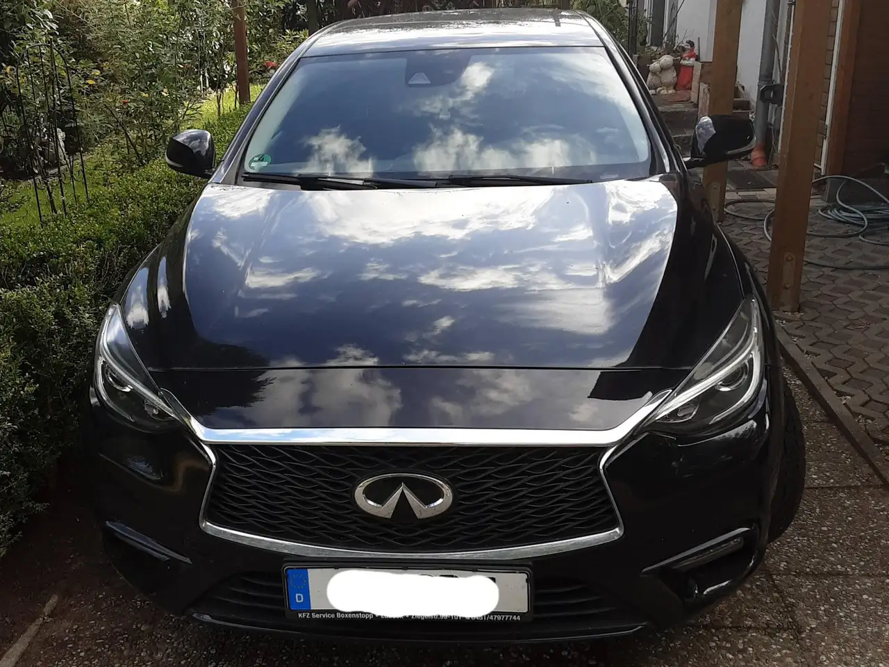Infiniti Q30 Q30 Diesel 1.5d — photo 1 of 10