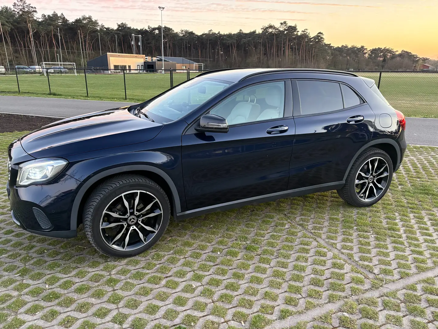 Mercedes-Benz GLA 180 GLA 180 7G-DCT Blauw - 1