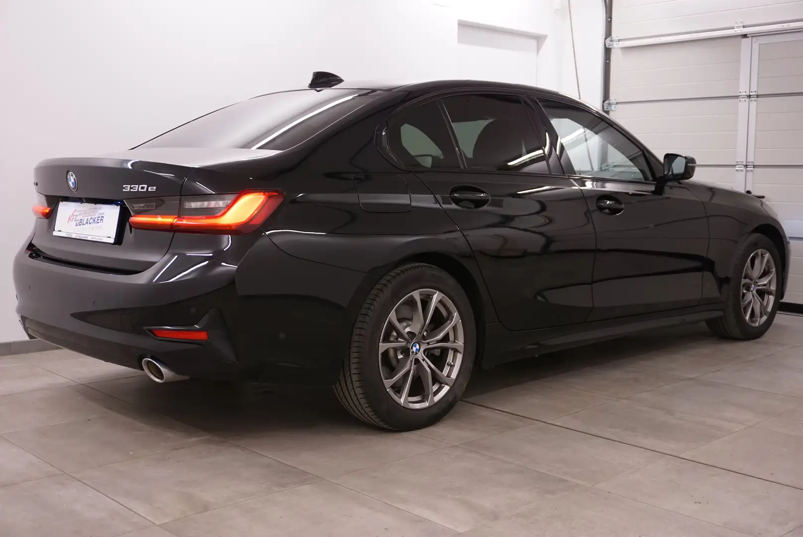 BMW 330 e xDrive Sport Line // Abstandstempomat // AHK // Schwarz - 2
