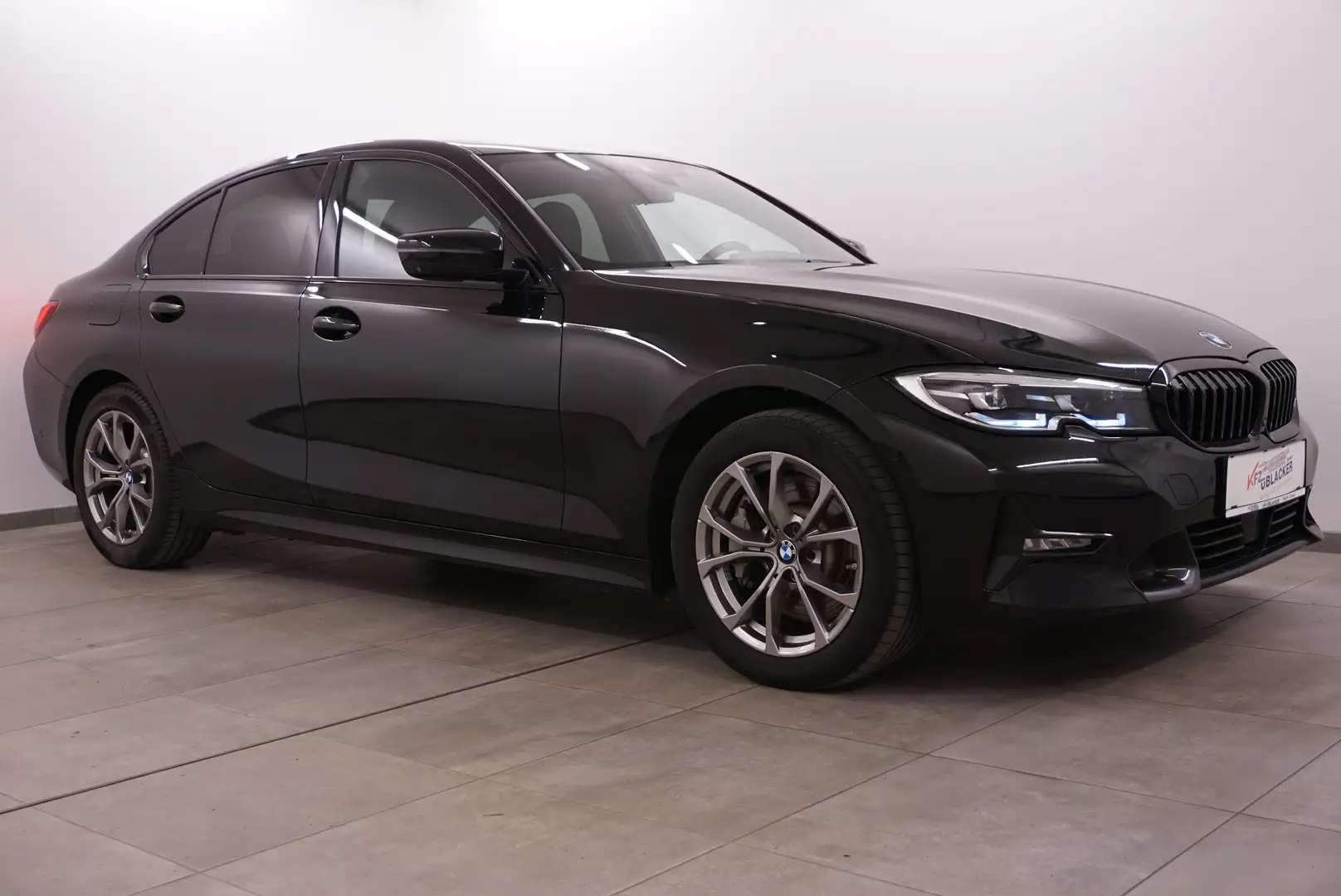 BMW 330 e xDrive Sport Line // Abstandstempomat // AHK // Schwarz - 1