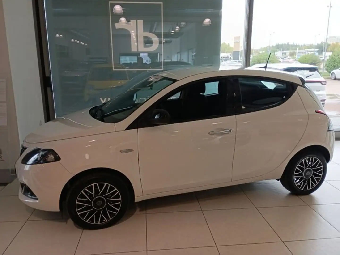 Lancia Ypsilon 1.0 FireFly 5 porte S&S Hybrid Platino Bianco - 2