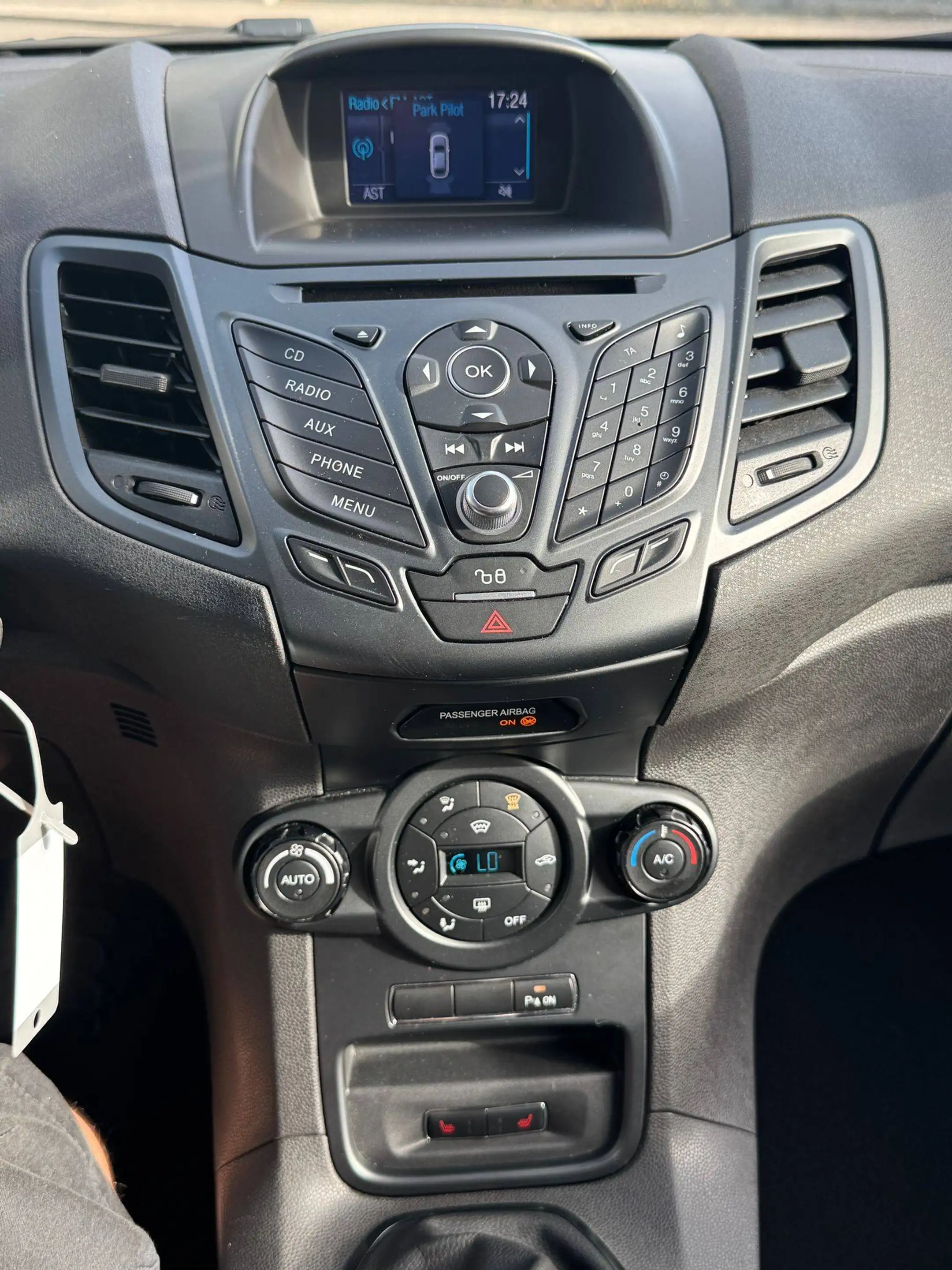 Ford Fiesta Trend — photo 12
