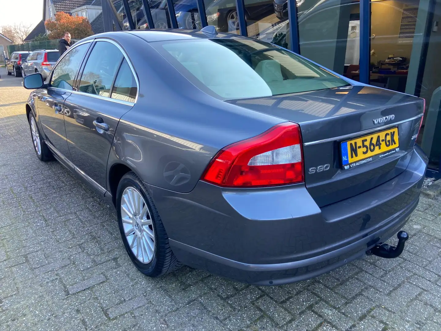Volvo S80 2.5 T Momentum 200PK Automaat / LEER / PDC / YOUNG Gris - 2