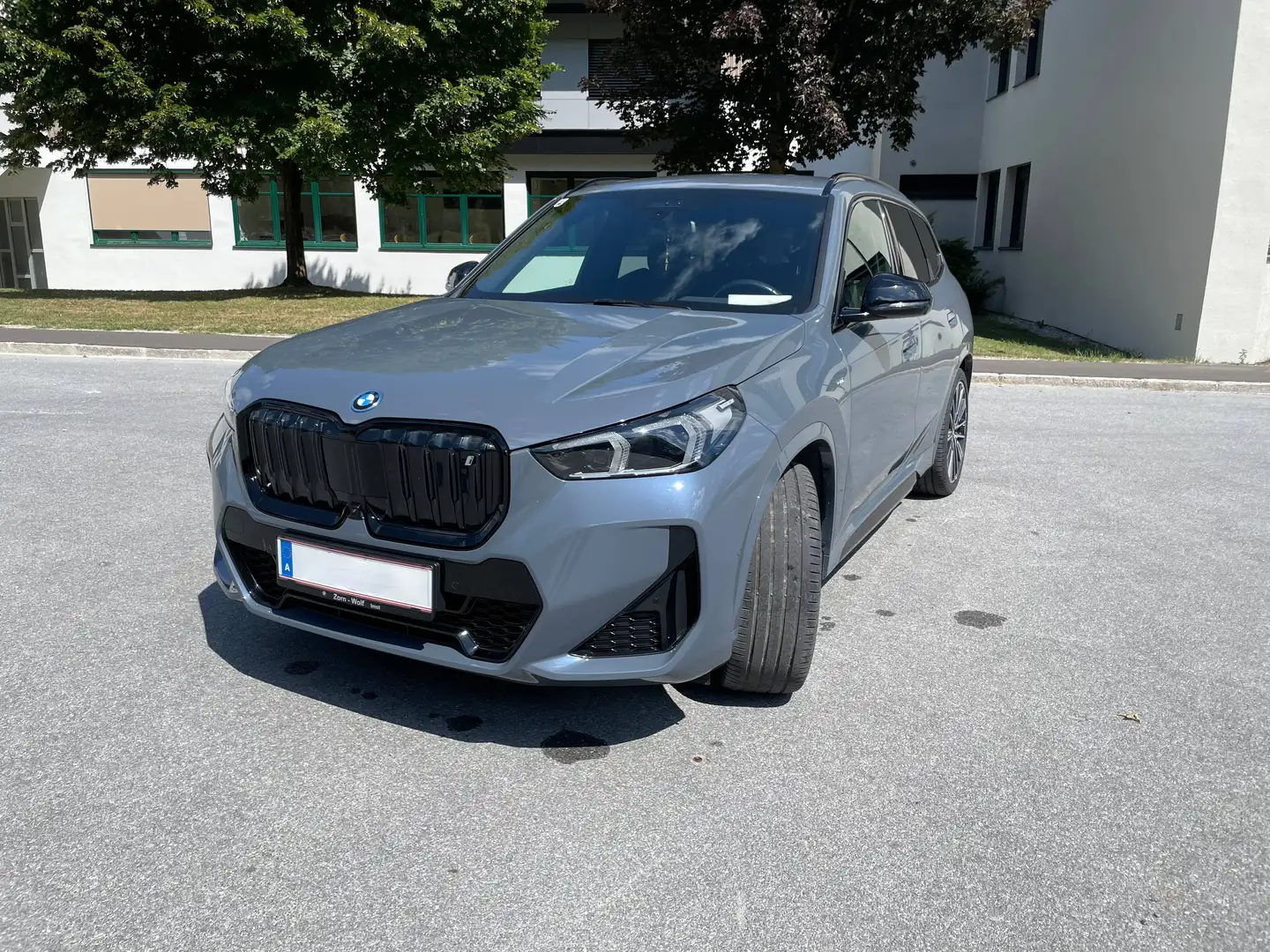 BMW iX1 iX1 xDrive30 64,7kWh Grau - 2