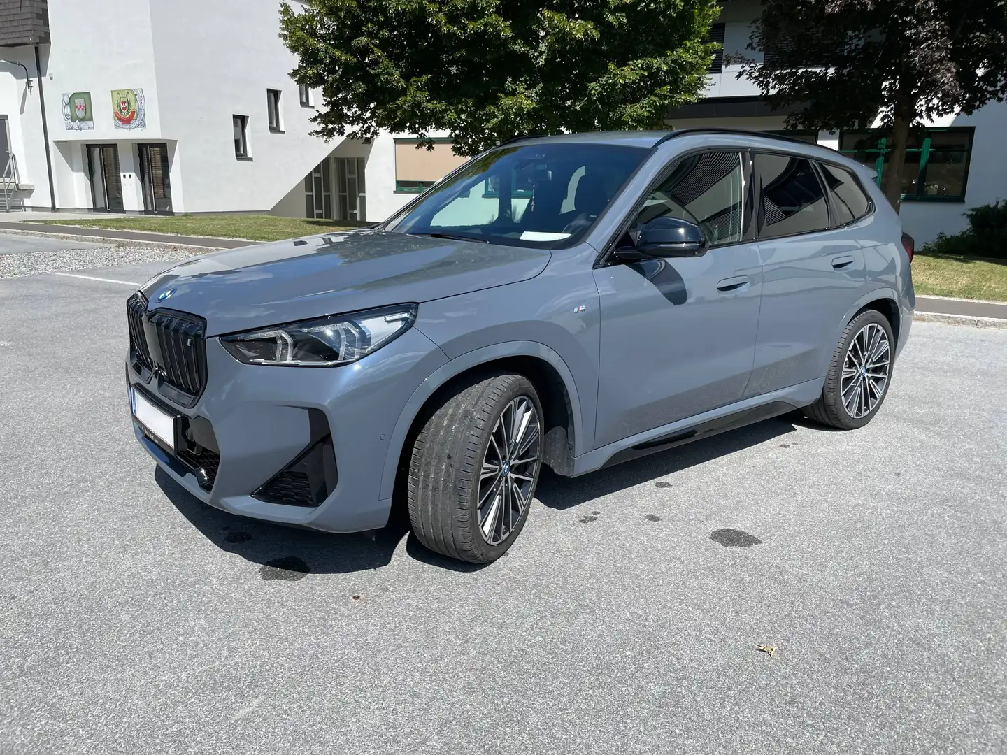 BMW iX1 iX1 xDrive30 64,7kWh Grau - 1