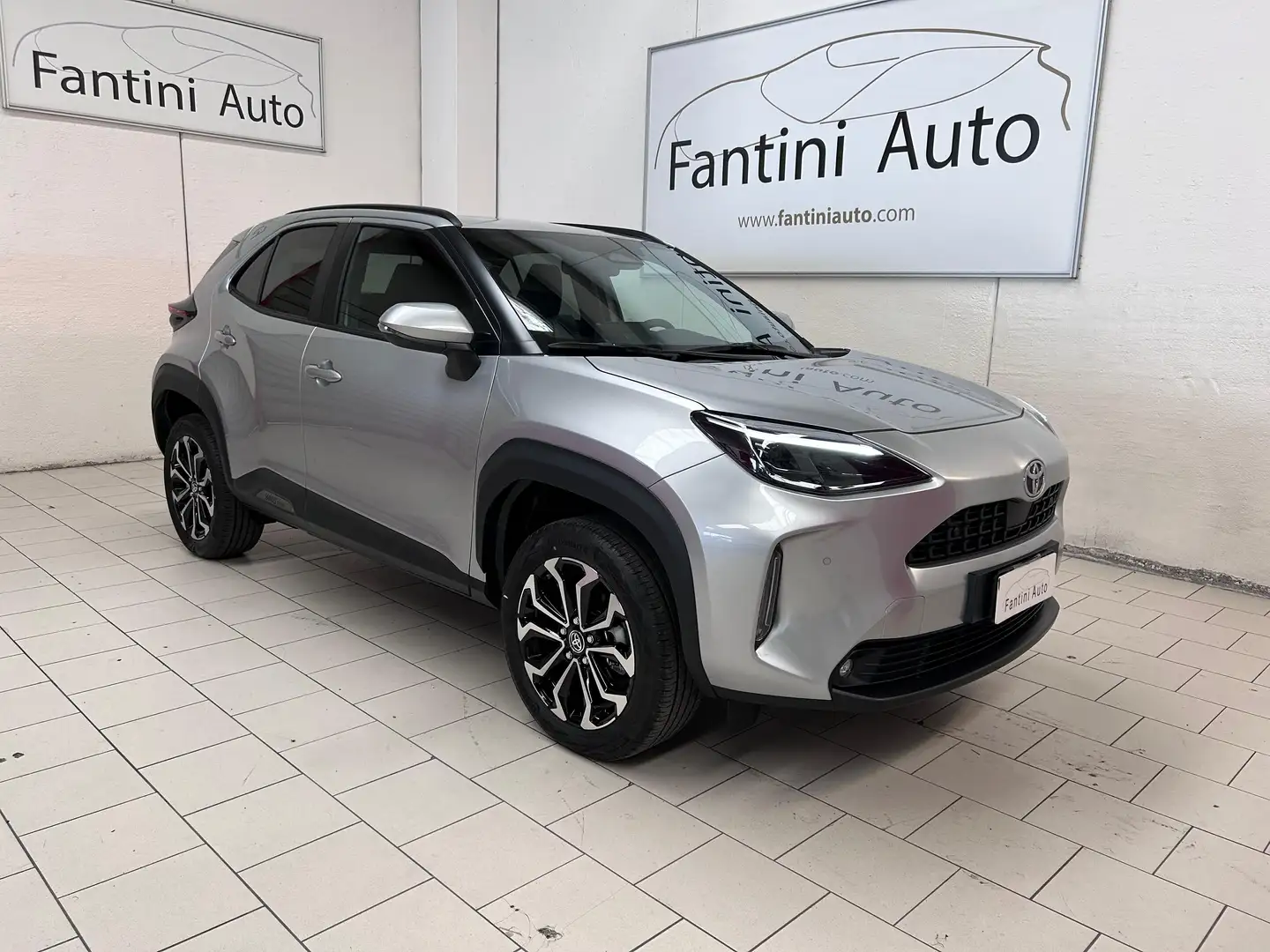 Toyota Yaris Cross awd-i Trend 4x4 1.5h 130cv e-cvt-LEGGI SOTTO Silber - 1