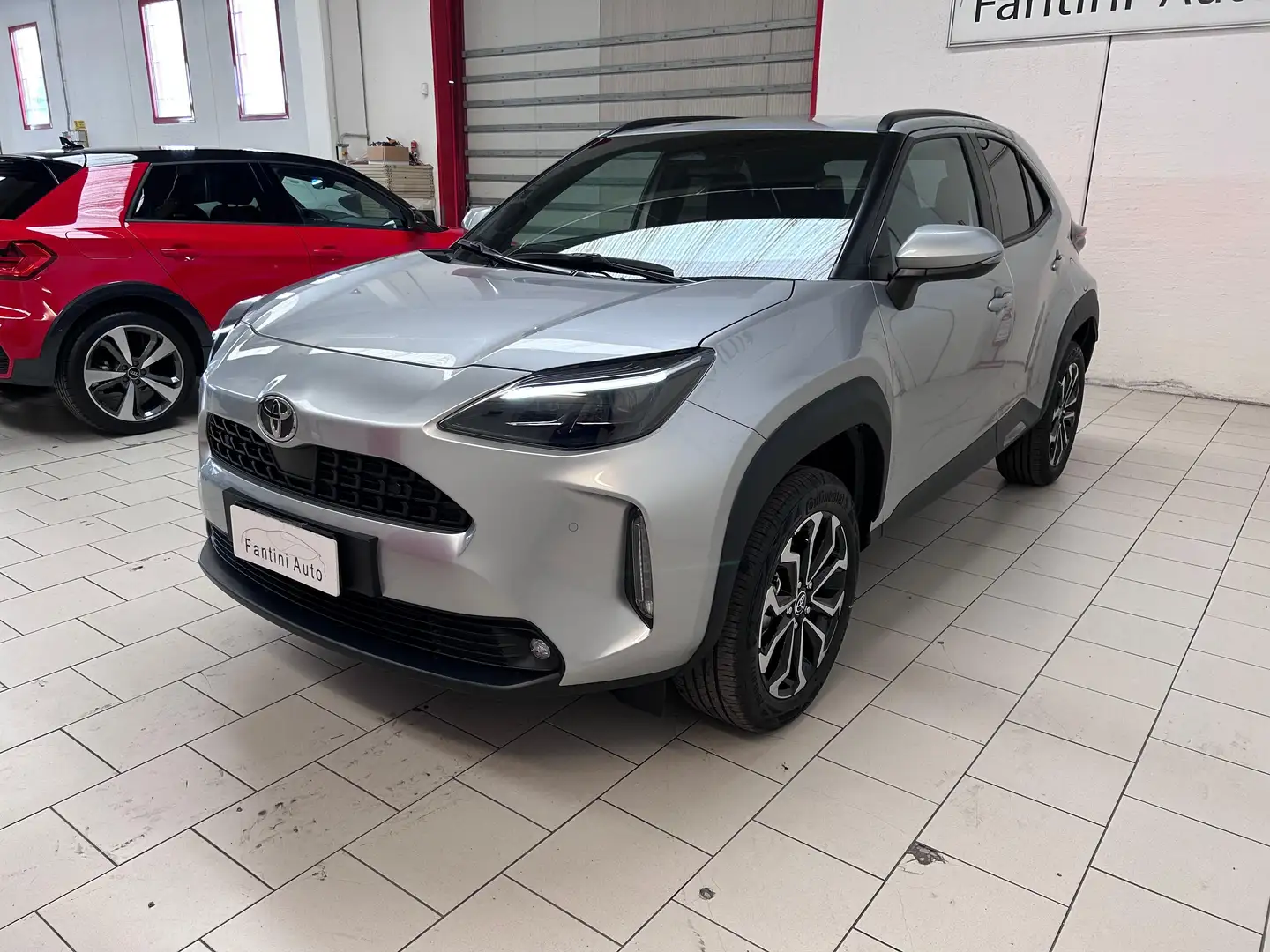 Toyota Yaris Cross awd-i Trend 4x4 1.5h 130cv e-cvt-LEGGI SOTTO Silber - 2