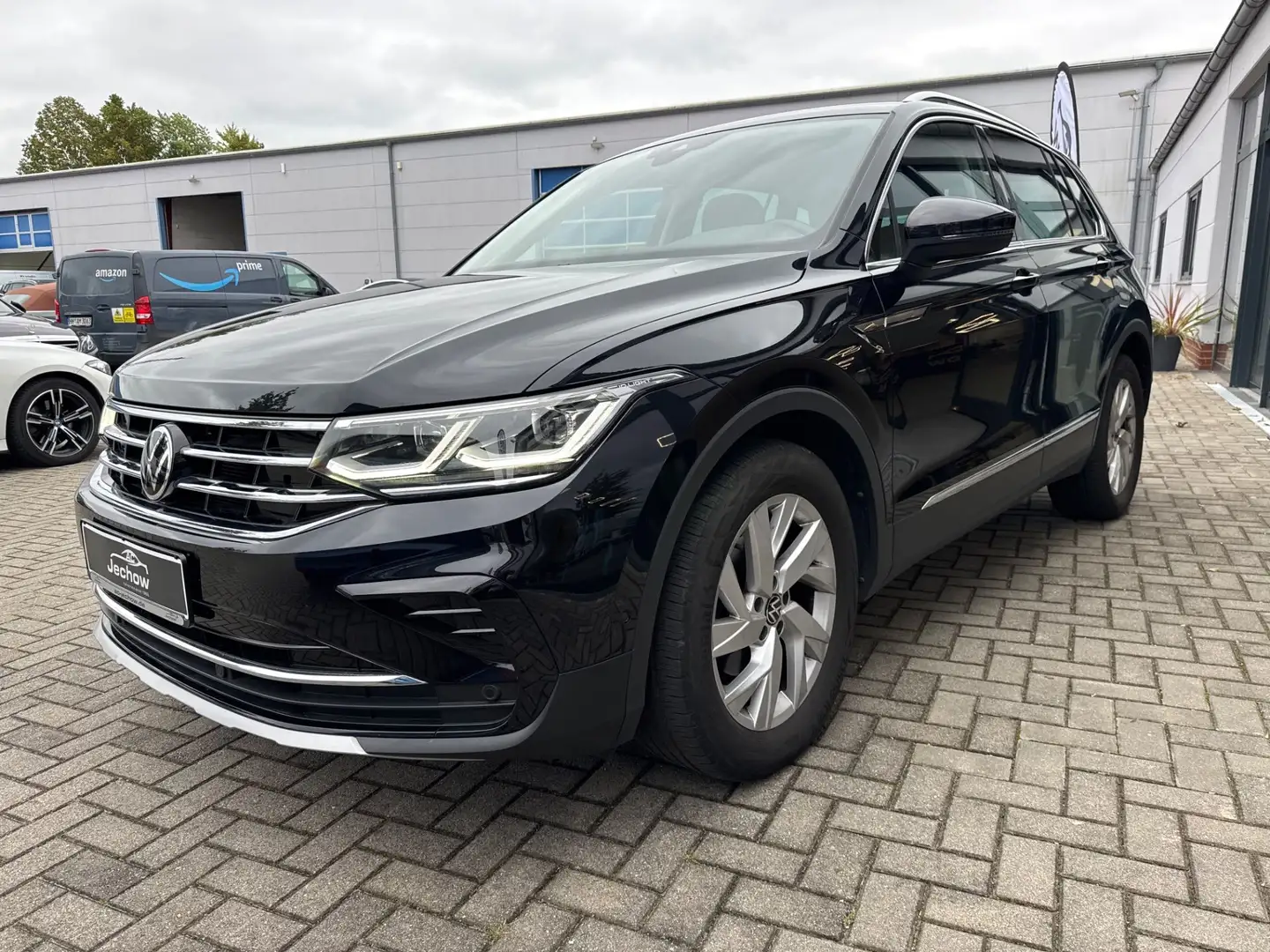 Volkswagen Tiguan 1.5 TSI Elegance IQ Light Navi el.Heckkl. Schwarz - 1