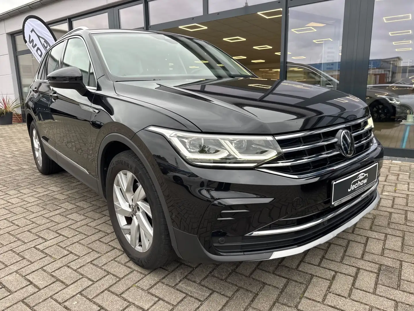 Volkswagen Tiguan 1.5 TSI Elegance IQ Light Navi el.Heckkl. Schwarz - 2