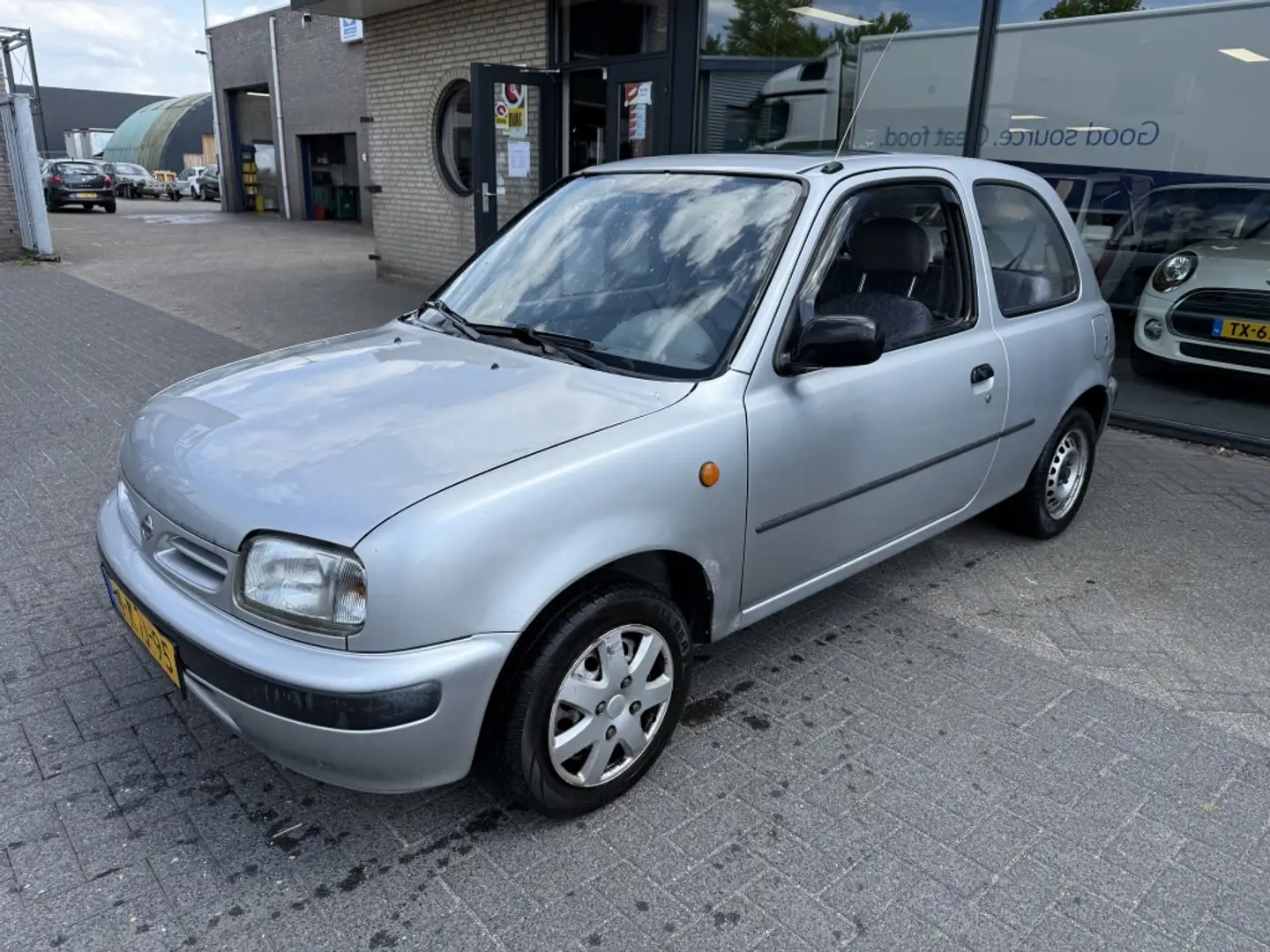 Nissan Micra 1.0 Gris - 1