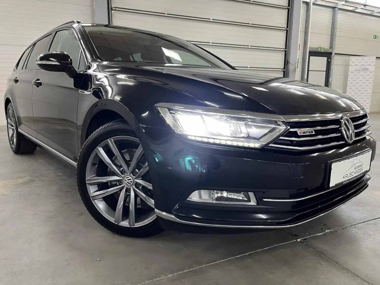 Volkswagen Passat Variant 4Motion 239PS LED SHZ AHK NAVI ACC ALU Klima Navi Schwarz - 1