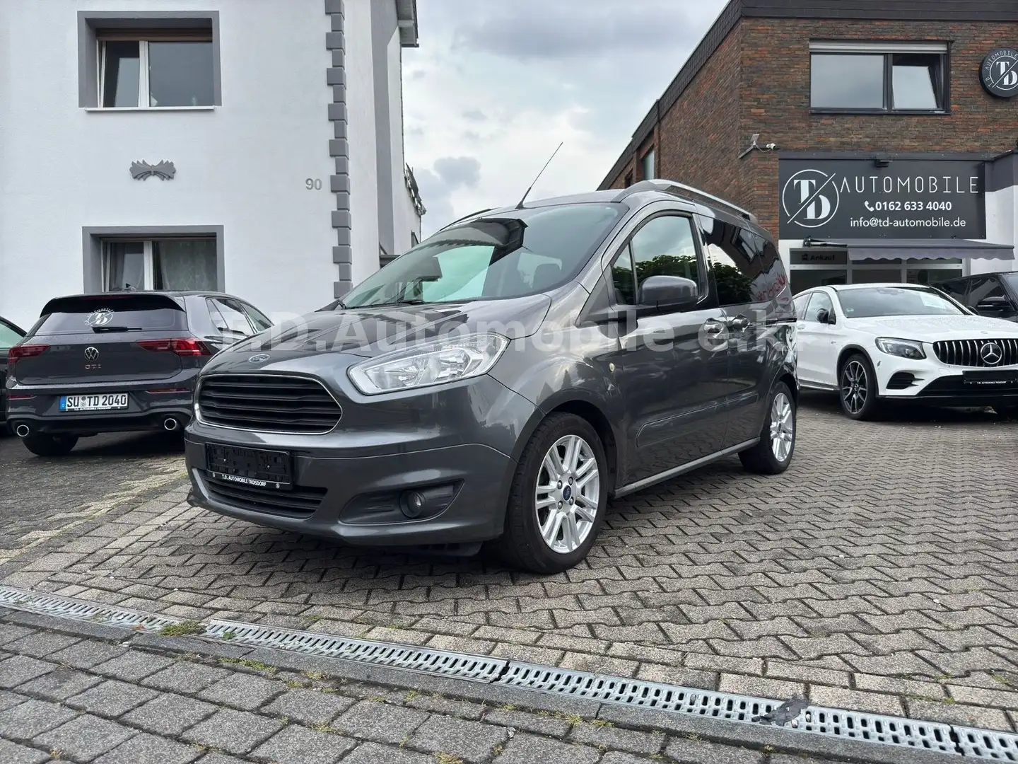 Ford Tourneo Courier Titanium / TÜV Neu / Insp. Neu Gris - 1
