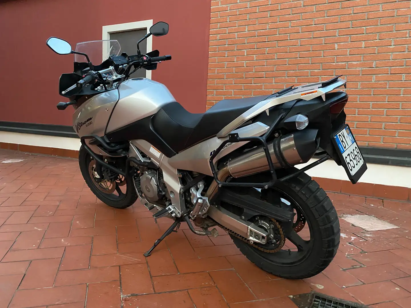 Suzuki V-Strom 1000 Silber - 2