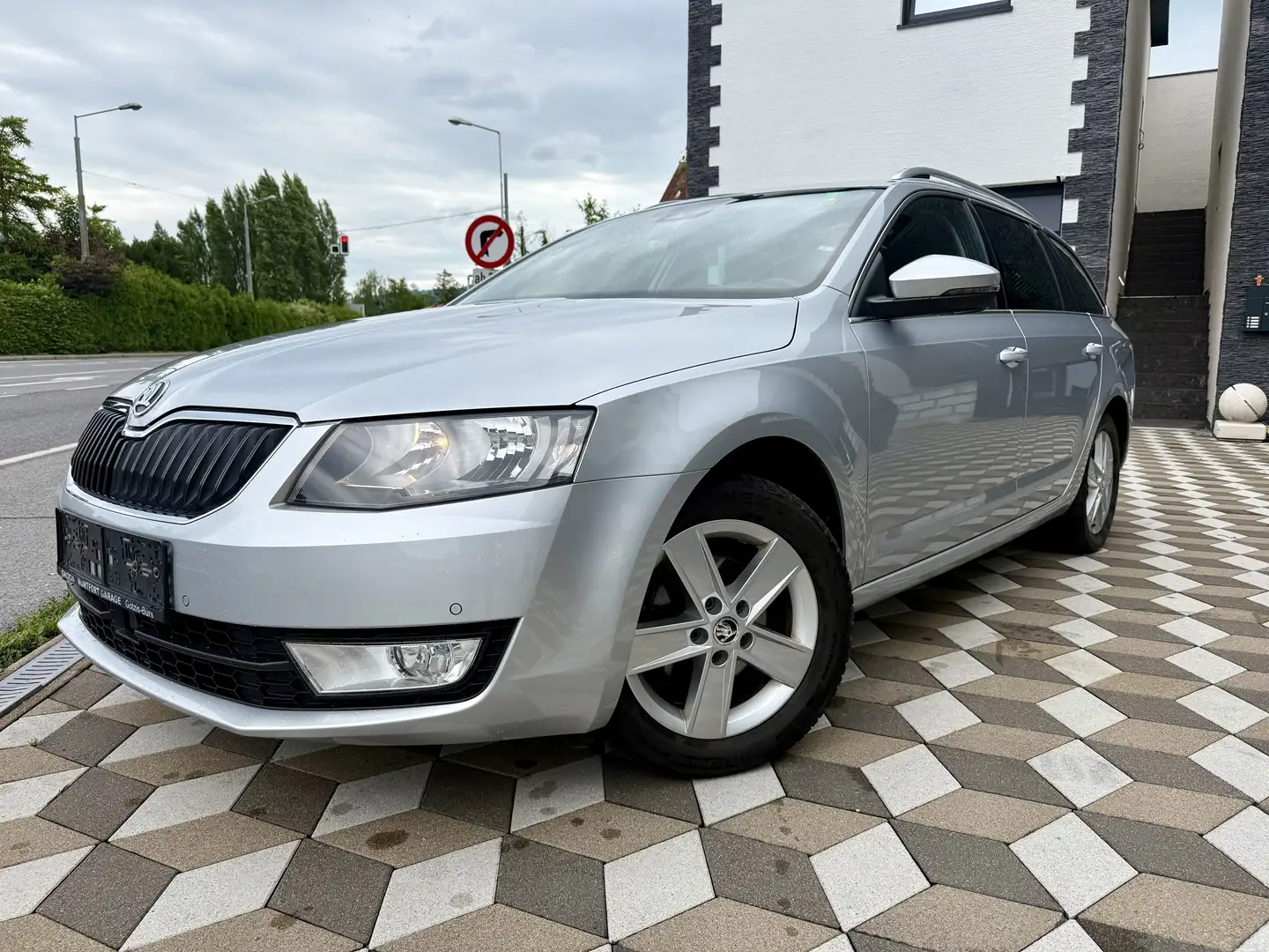 Skoda Octavia Combi 1,6 Elegance TDI Green tec DSG Grau - 1