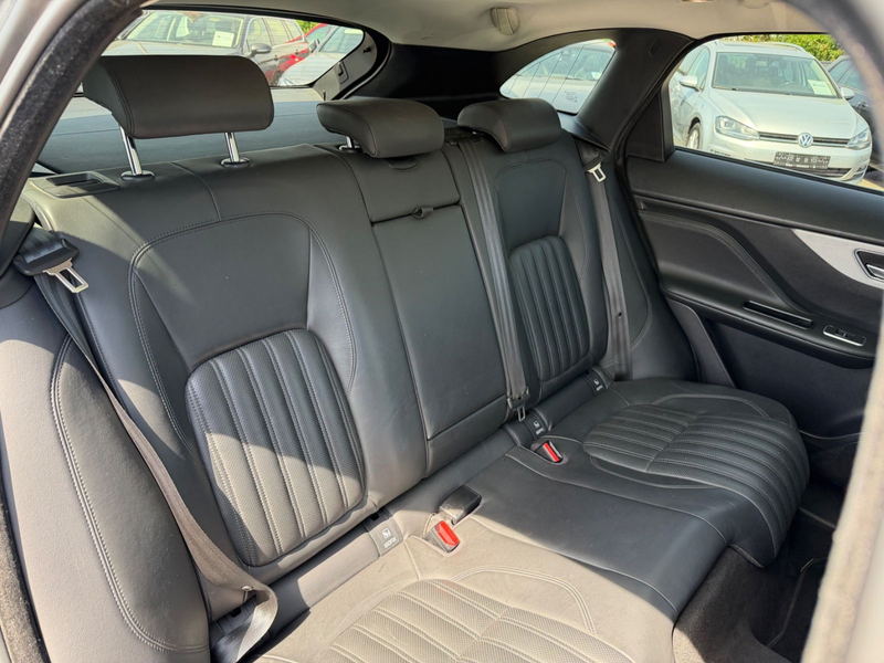 Jaguar F-Pace F-PACE Portfolio AWD Pano AHK LED Kamera Keylees — photo 15