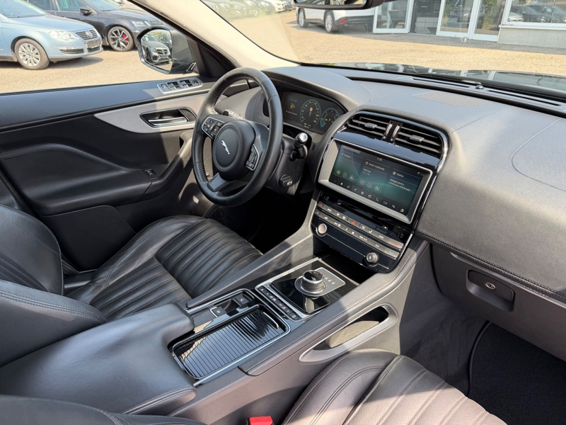 Jaguar F-Pace F-PACE Portfolio AWD Pano AHK LED Kamera Keylees — photo 5