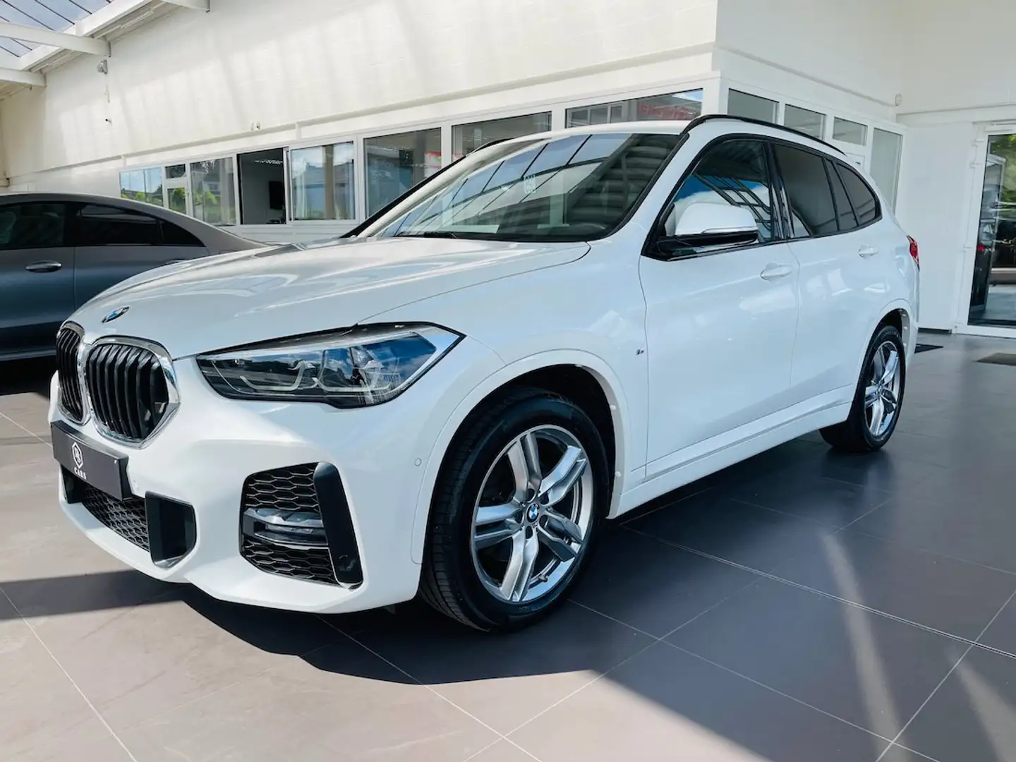 BMW X1 2.0 dA xDrive ** GARANTIE + PACK M + LED + CUIR ** Wit - 1