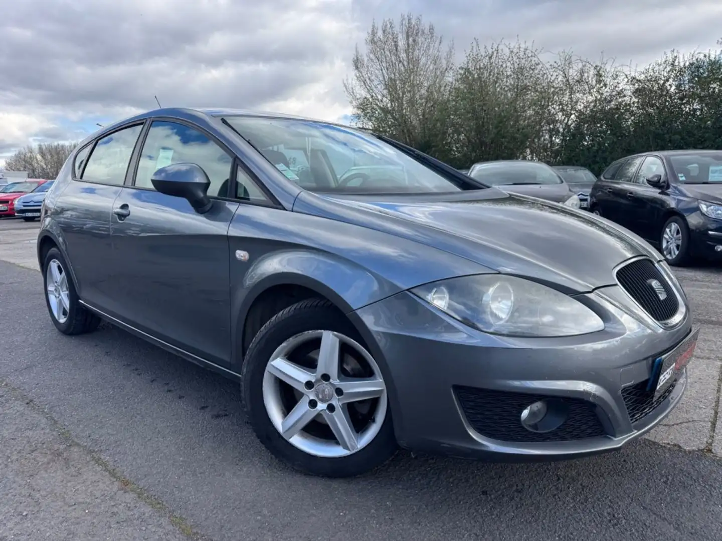 SEAT Leon 1.6TDi 105CH FAP Style Grau - 2