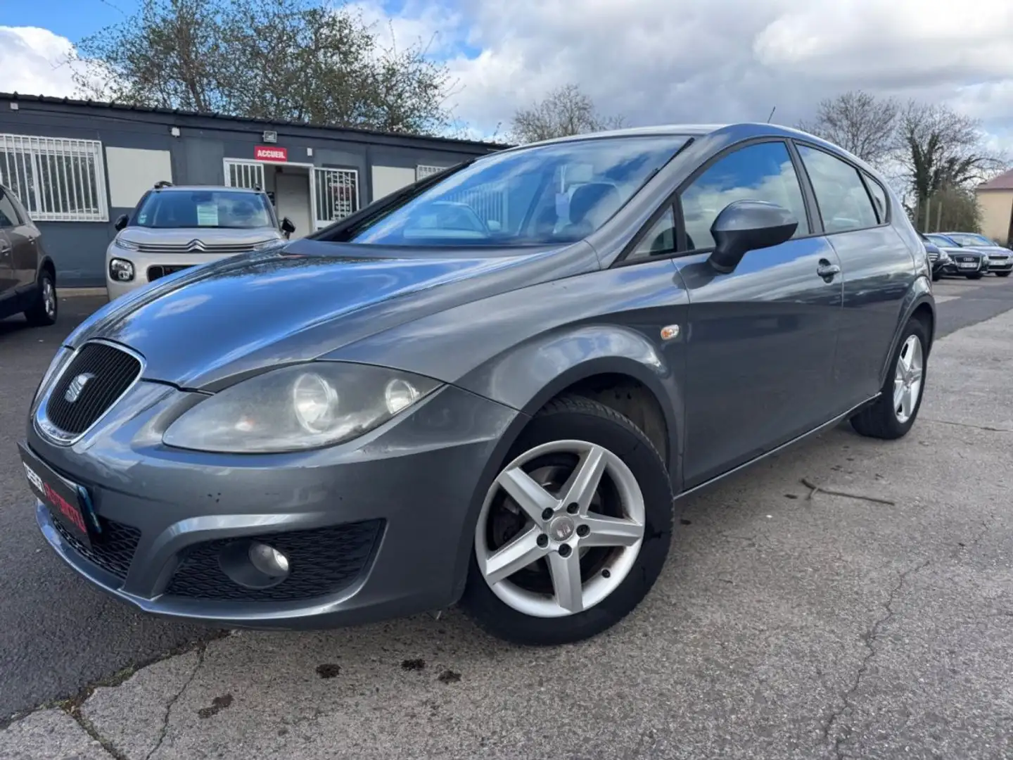 SEAT Leon 1.6TDi 105CH FAP Style Grau - 1