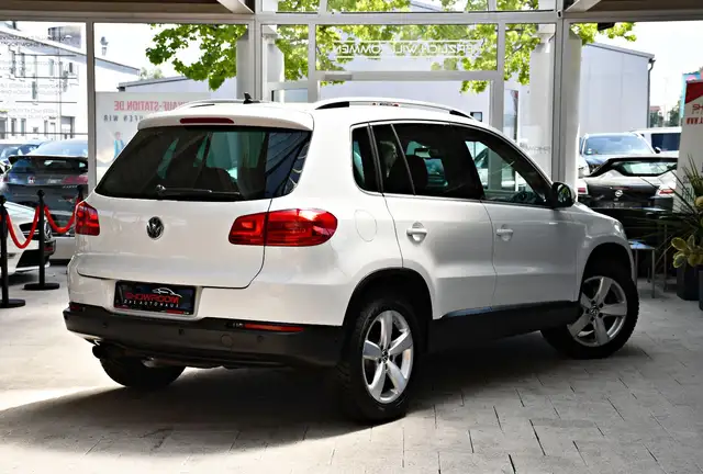 Volkswagen Tiguan view 4