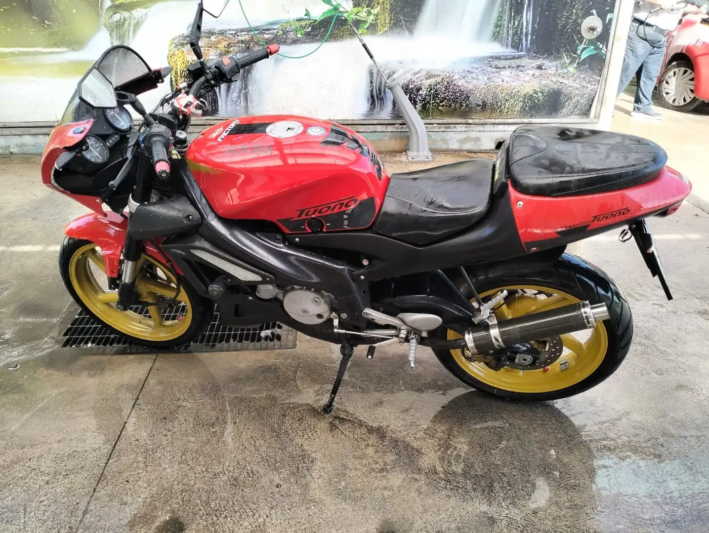 Aprilia Tuono Rosso - 2