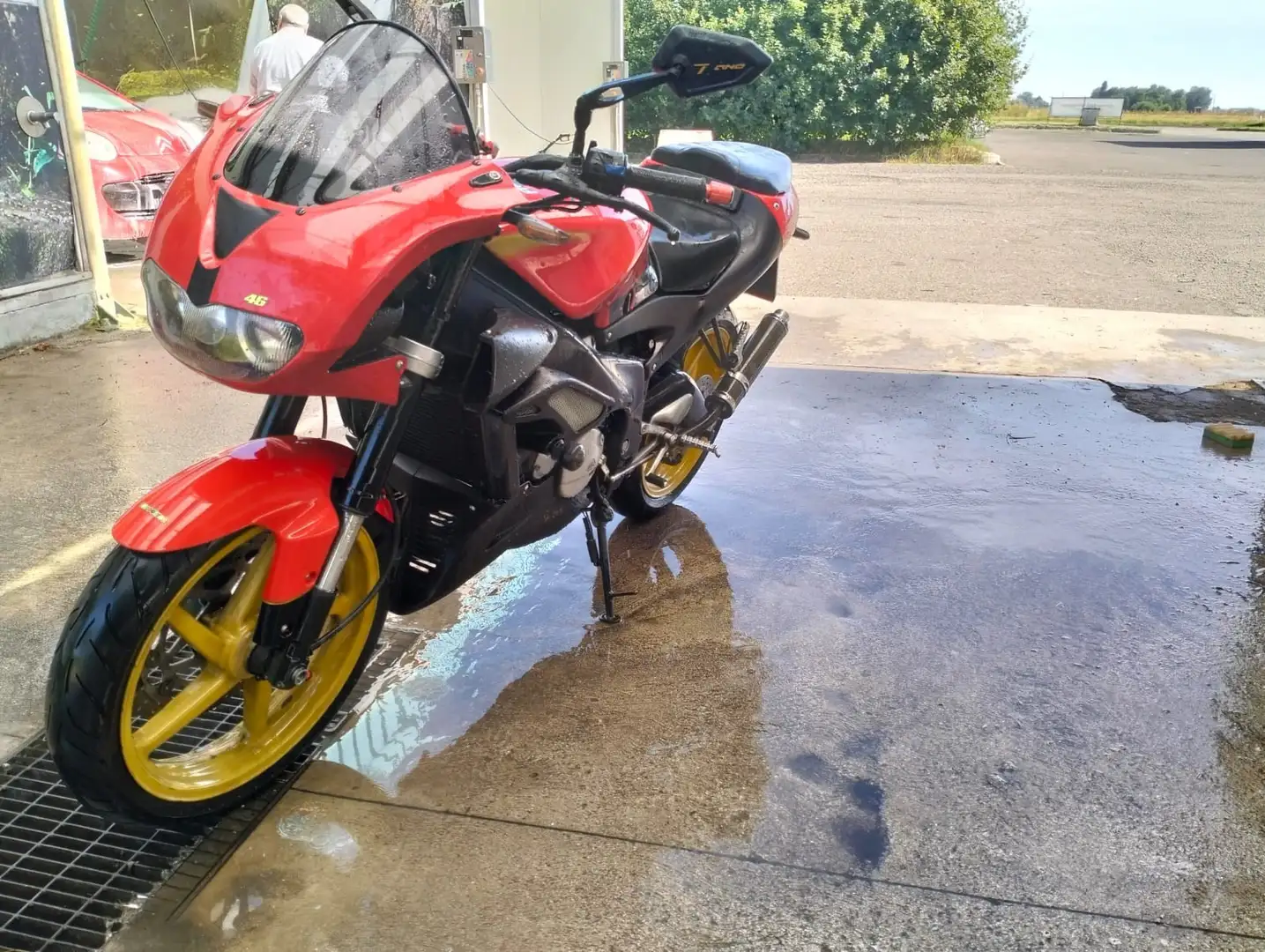 Aprilia Tuono Червоний - 1
