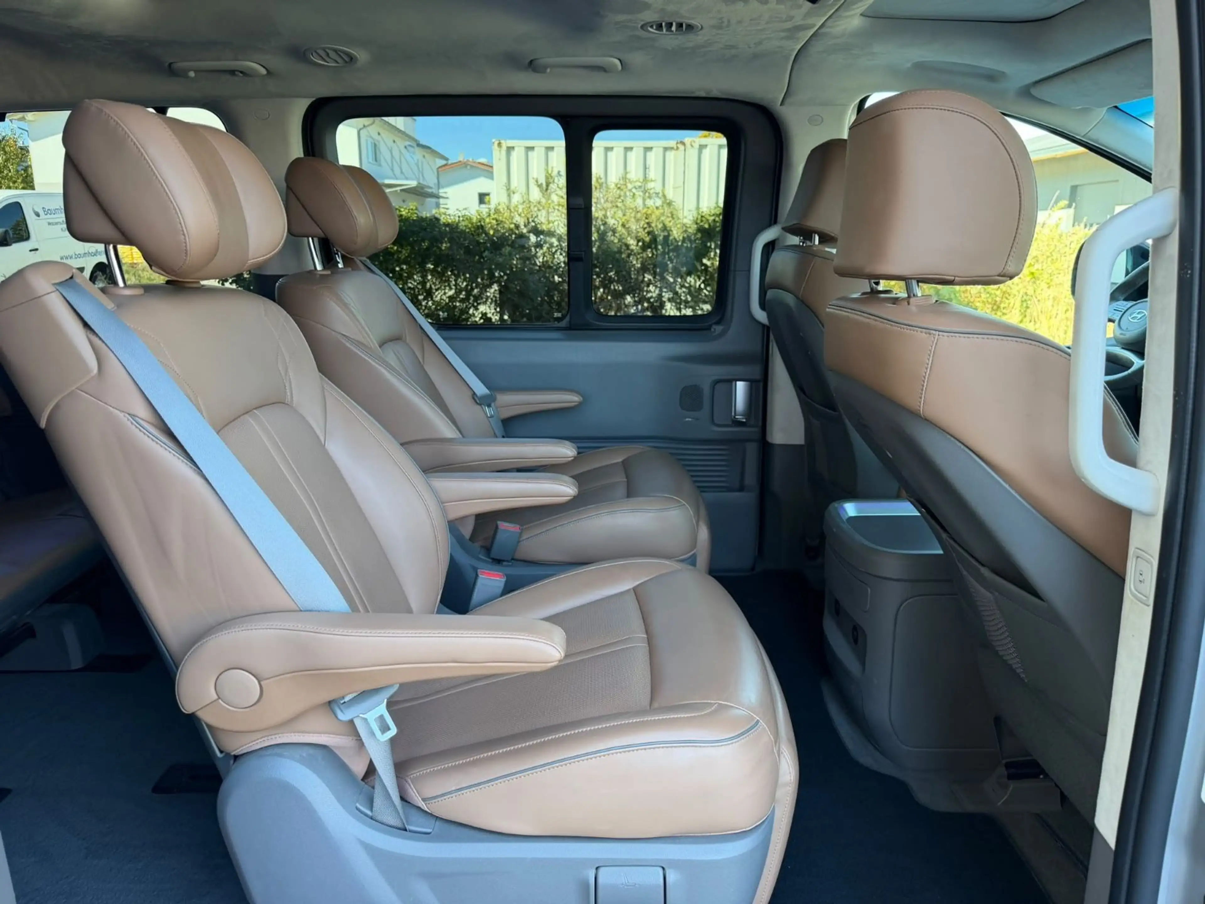 Hyundai STARIA Signature 4WD LEDER LED NAVI 7 Sitze — photo 12