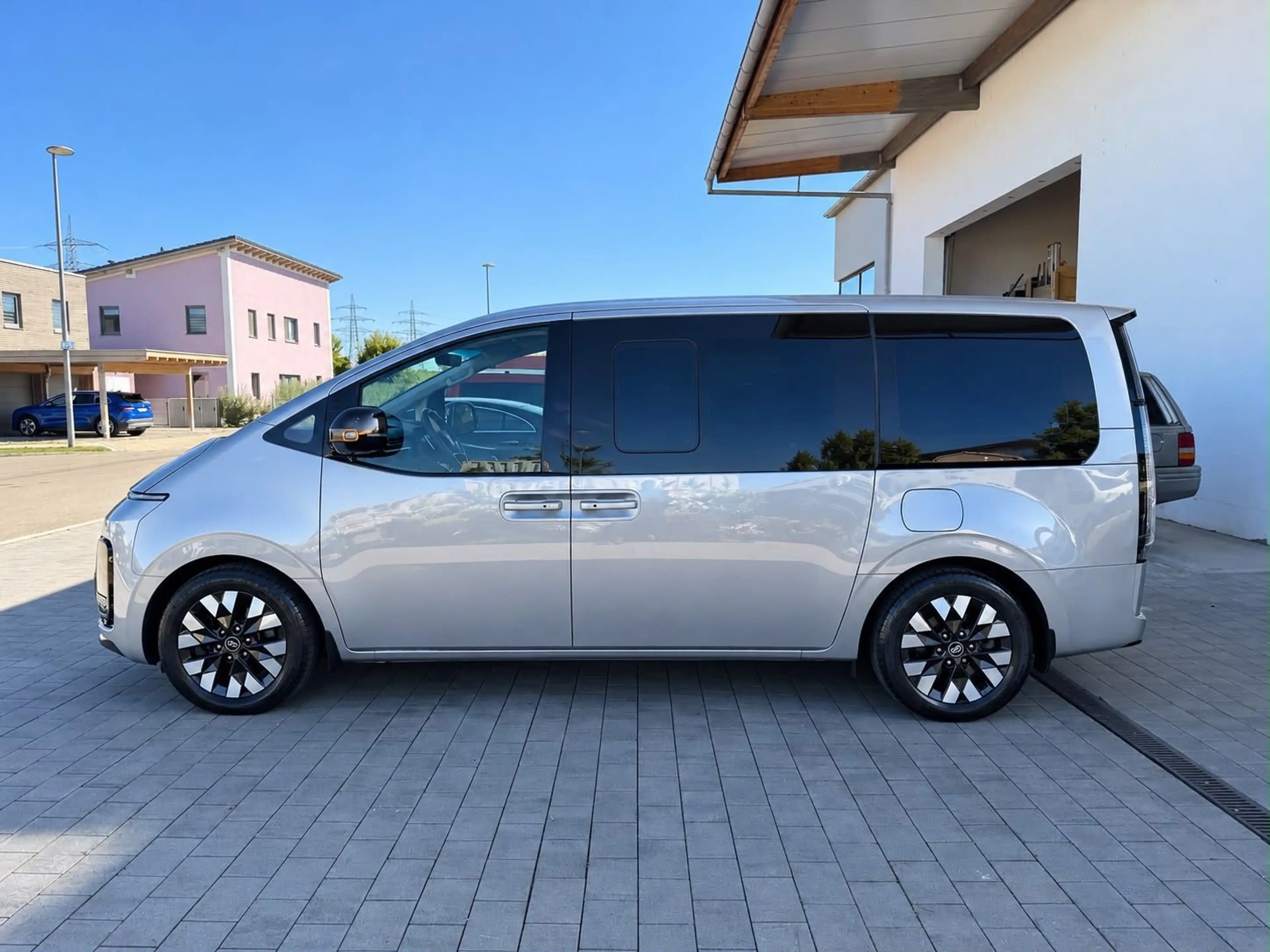 Hyundai STARIA Signature 4WD LEDER LED NAVI 7 Sitze — photo 3