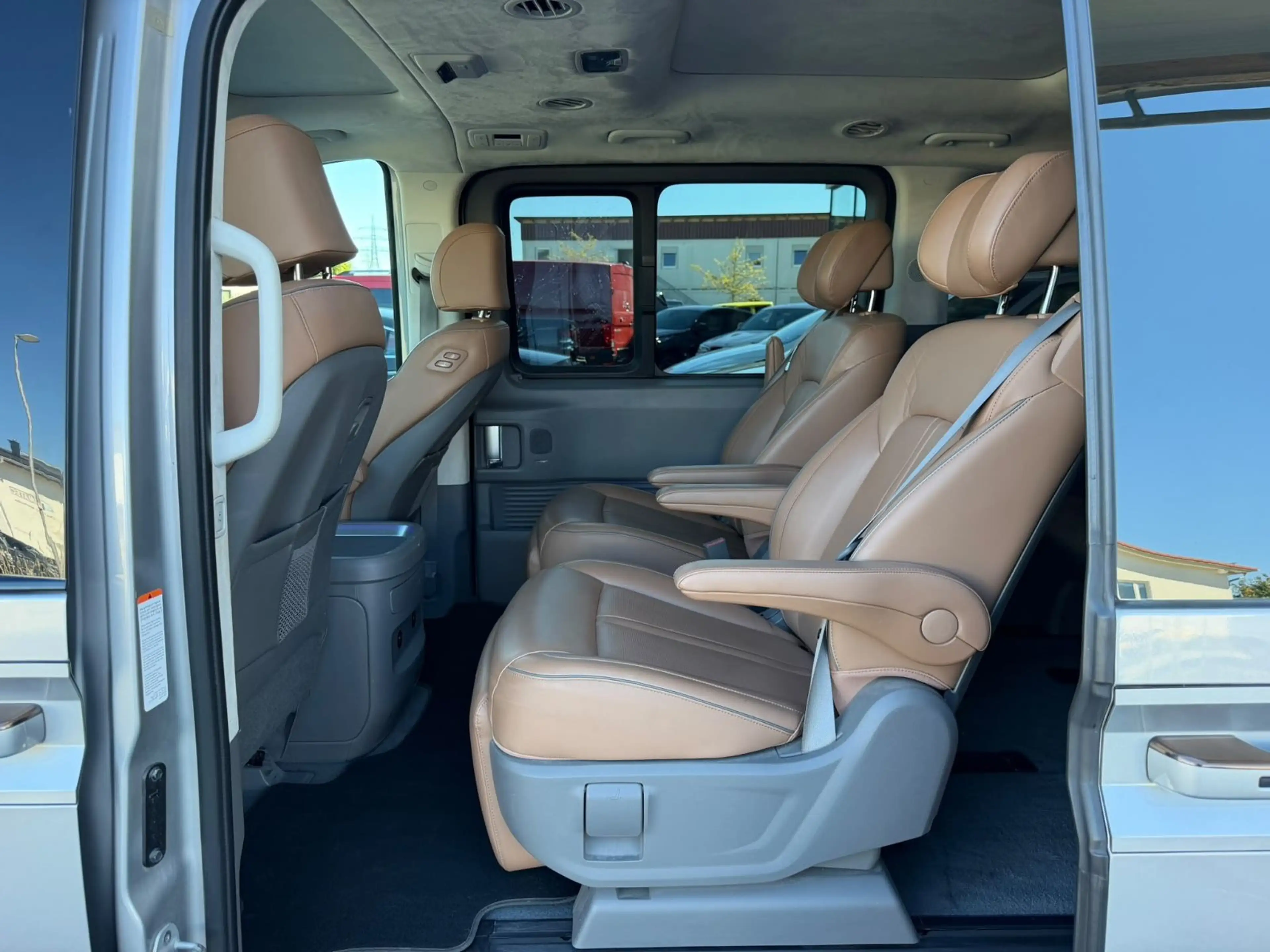 Hyundai STARIA Signature 4WD LEDER LED NAVI 7 Sitze — photo 9