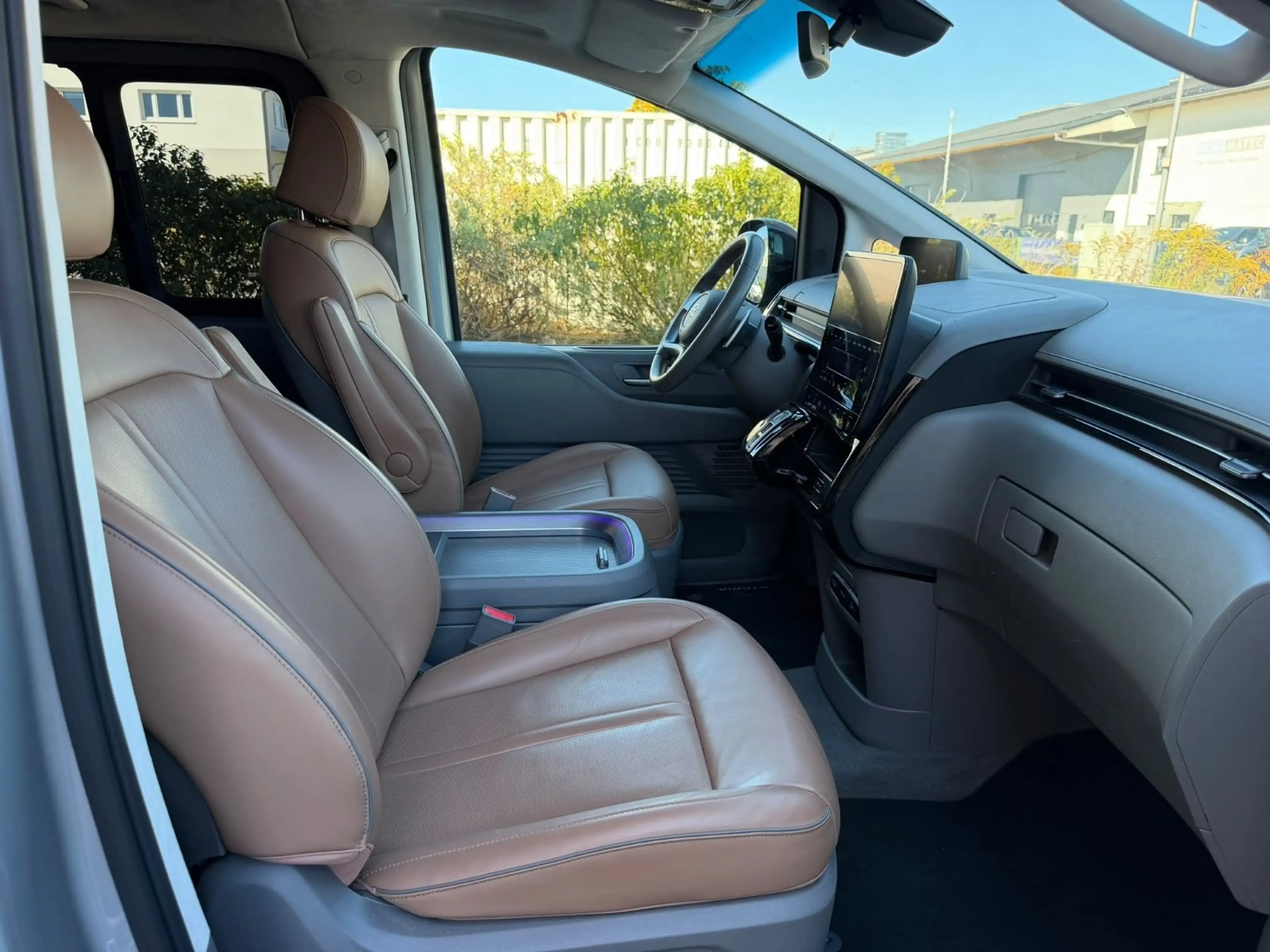Hyundai STARIA Signature 4WD LEDER LED NAVI 7 Sitze — photo 10