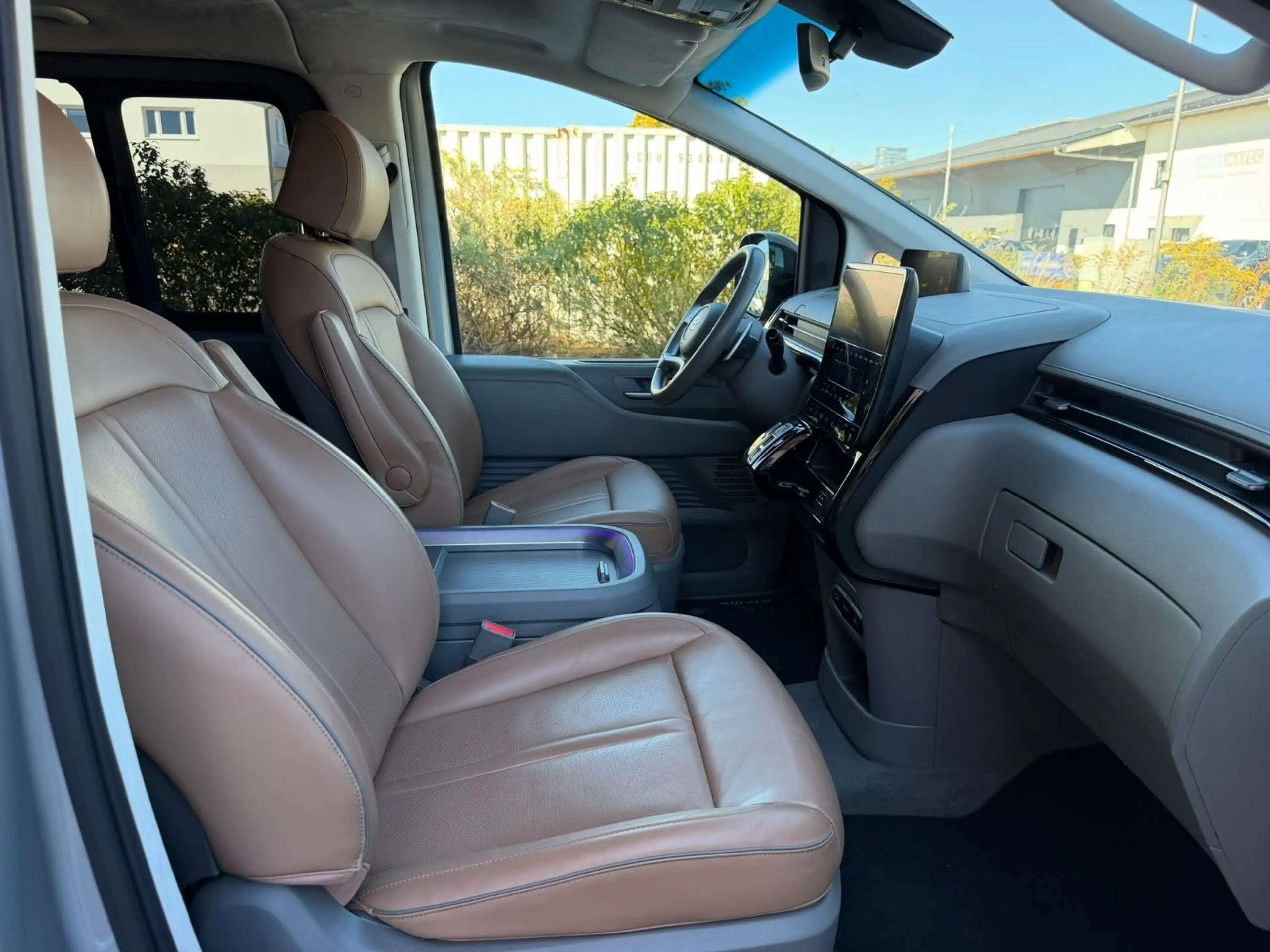 Hyundai STARIA Signature 4WD LEDER LED NAVI 7 Sitze — photo 8