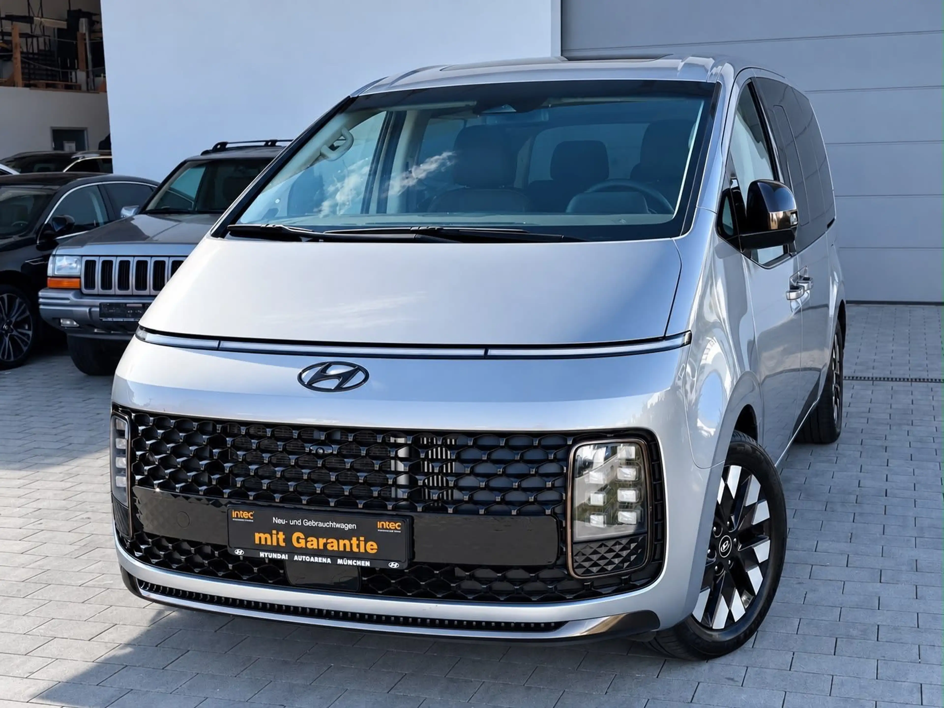 Hyundai STARIA Signature 4WD LEDER LED NAVI 7 Sitze