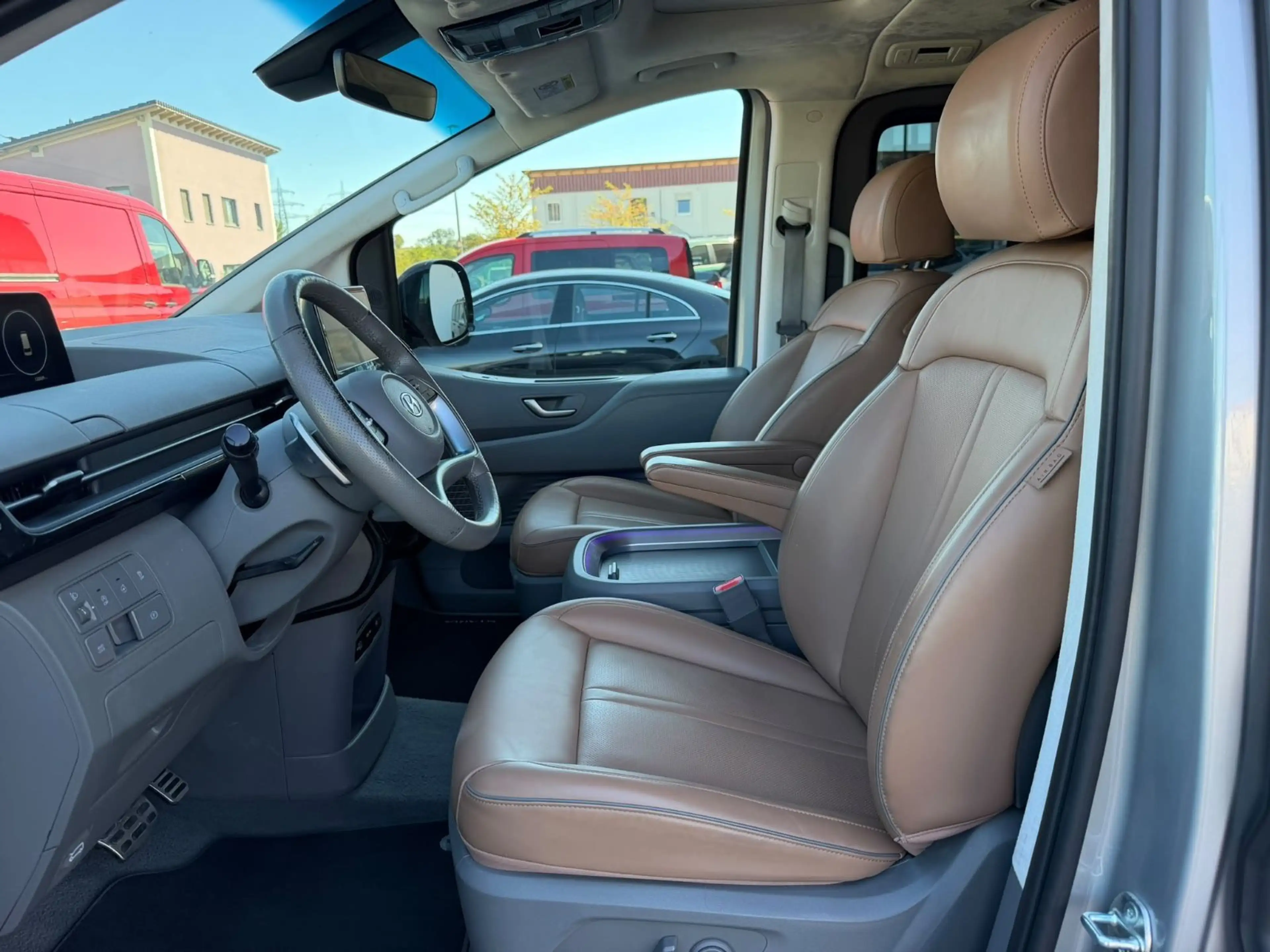 Hyundai STARIA Signature 4WD LEDER LED NAVI 7 Sitze — photo 6