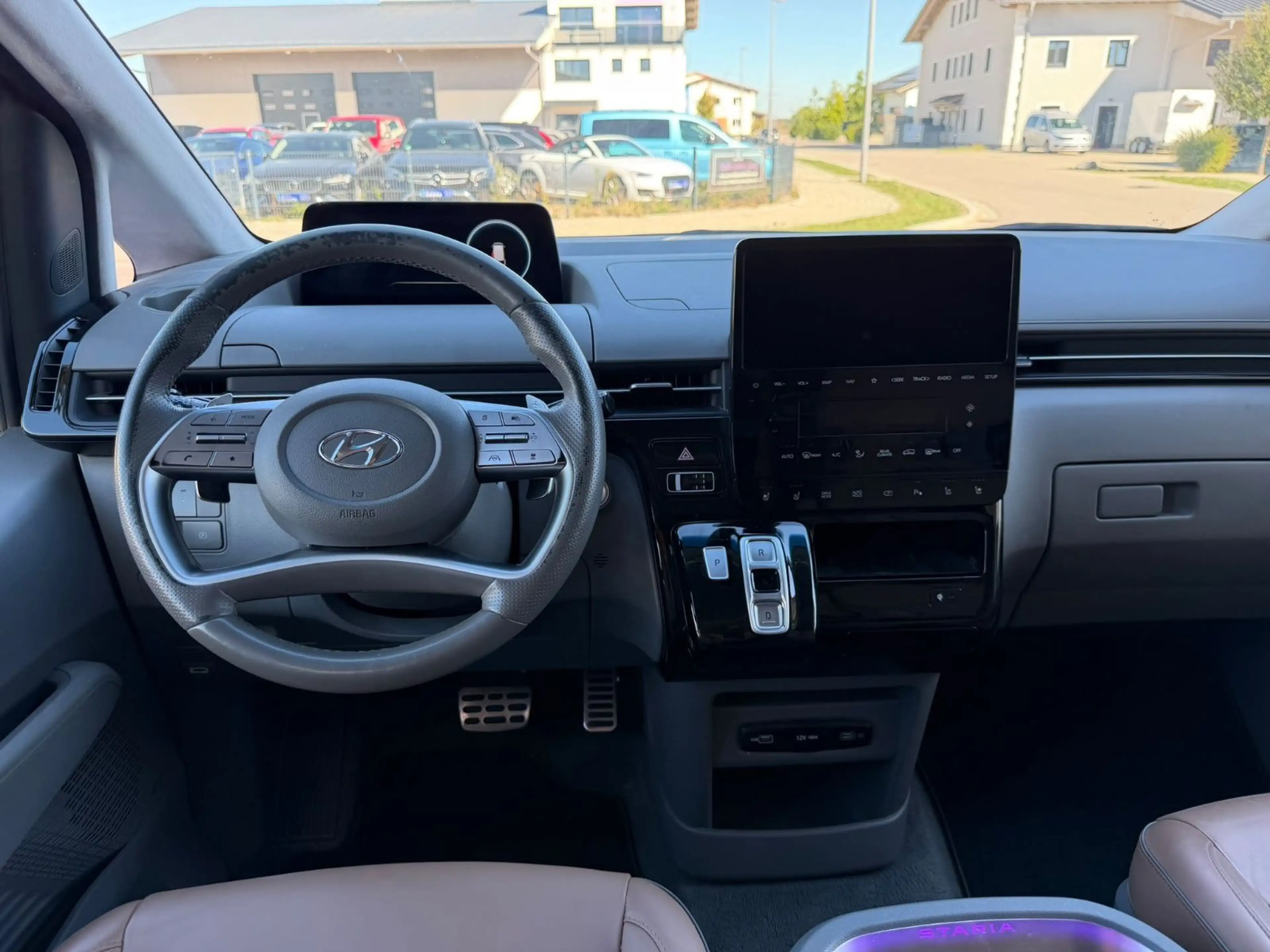 Hyundai STARIA Signature 4WD LEDER LED NAVI 7 Sitze — photo 7