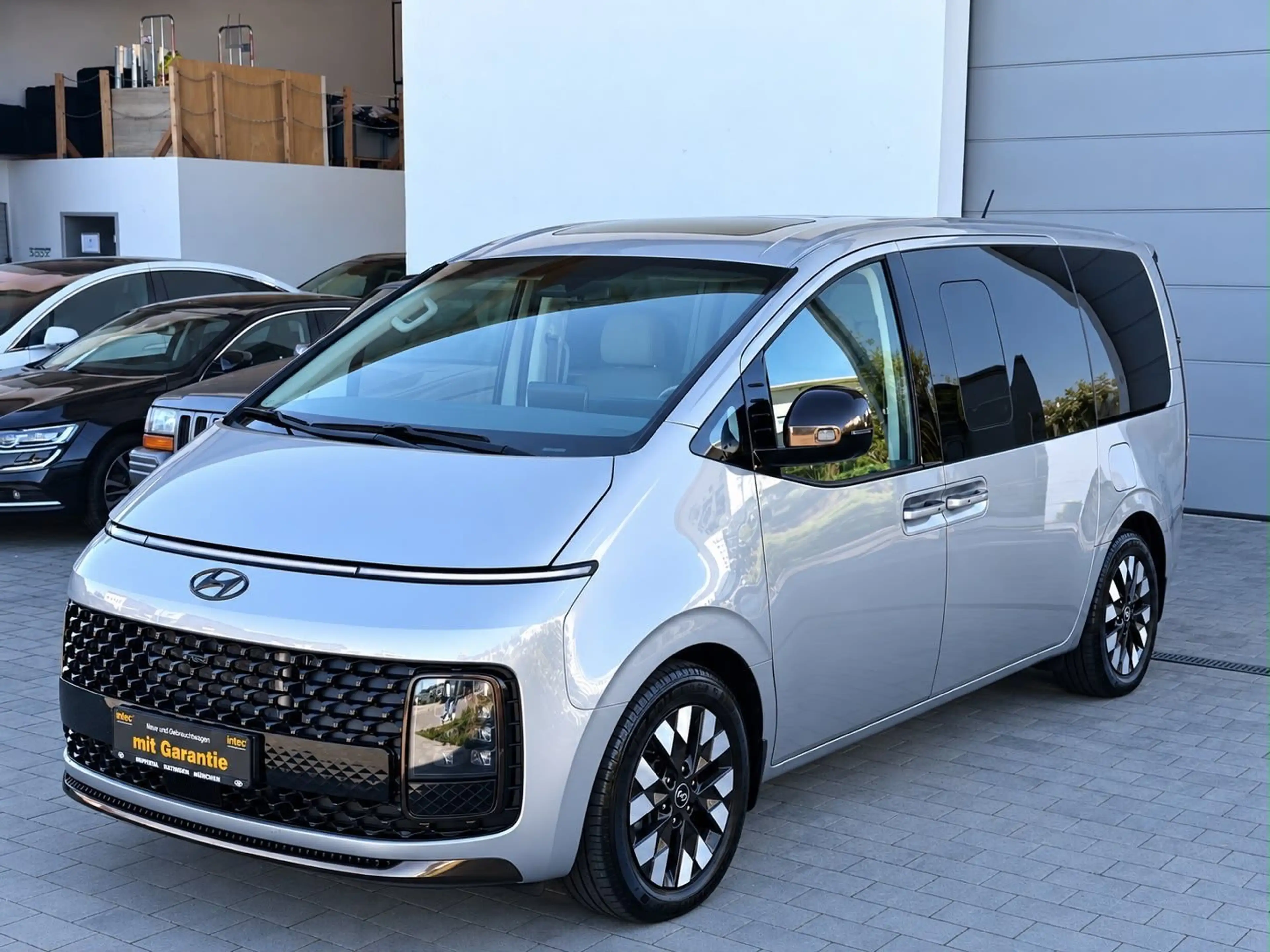 Hyundai STARIA Signature 4WD LEDER LED NAVI 7 Sitze — photo 2