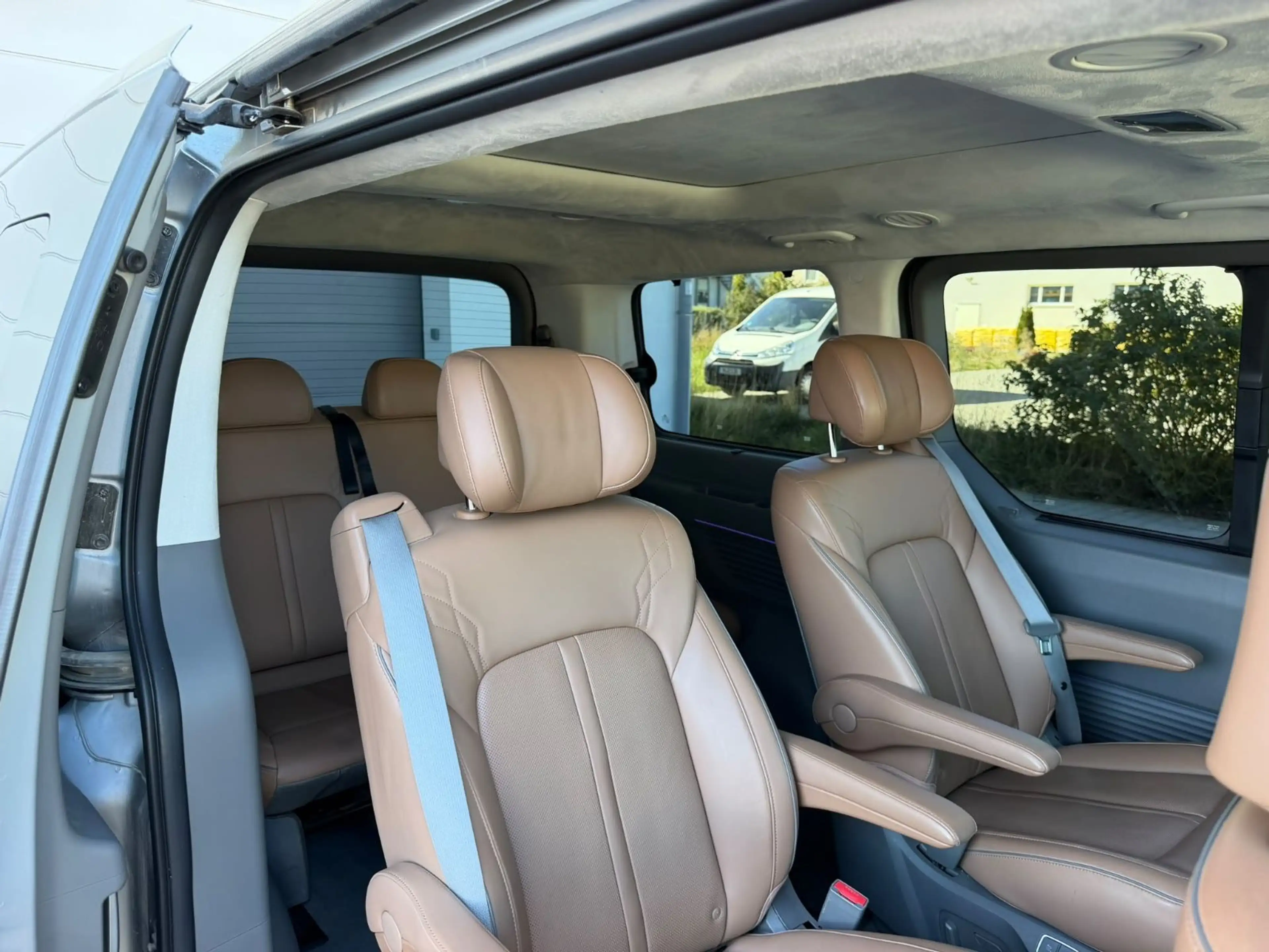Hyundai STARIA Signature 4WD LEDER LED NAVI 7 Sitze — photo 11