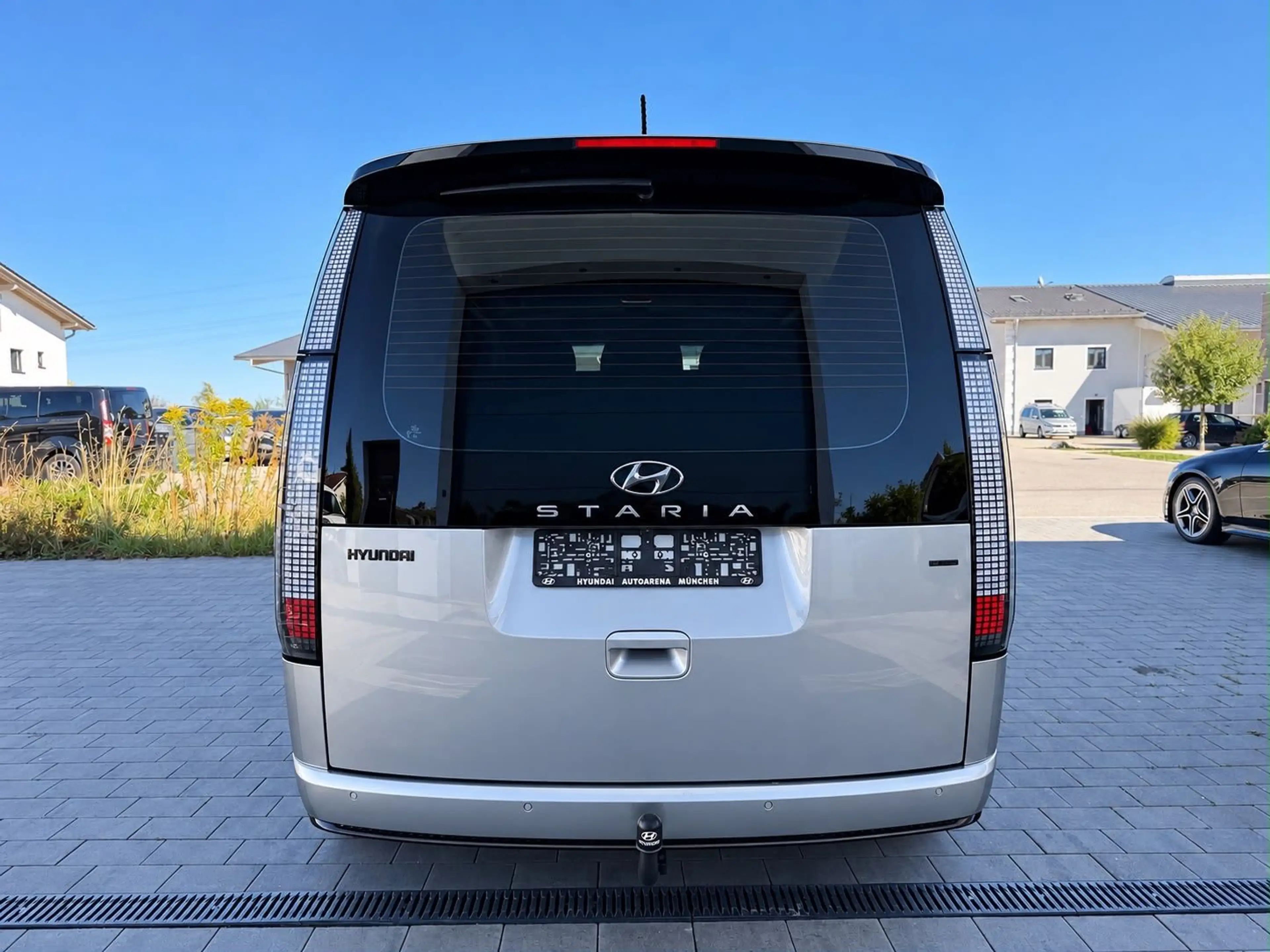 Hyundai STARIA Signature 4WD LEDER LED NAVI 7 Sitze — photo 5