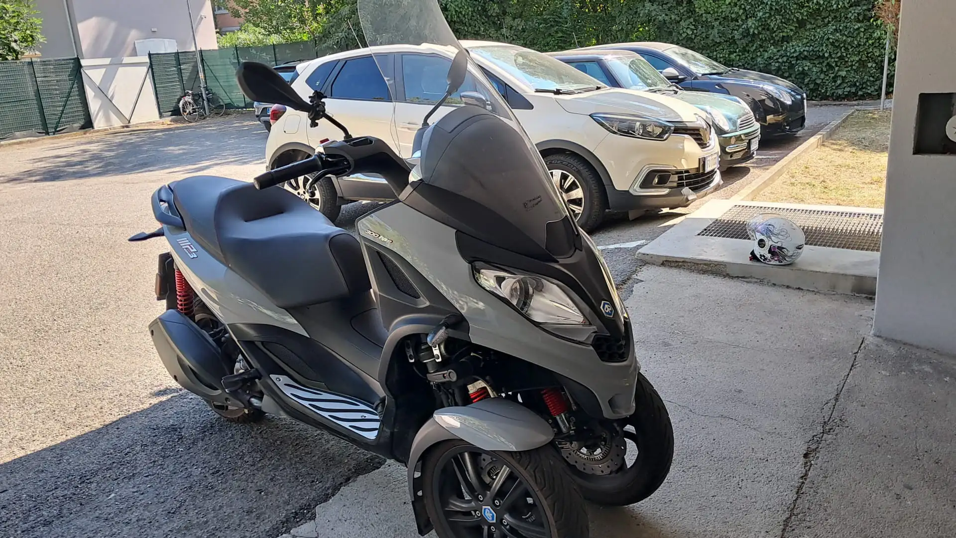 Piaggio MP3 300 HPE Fekete - 1