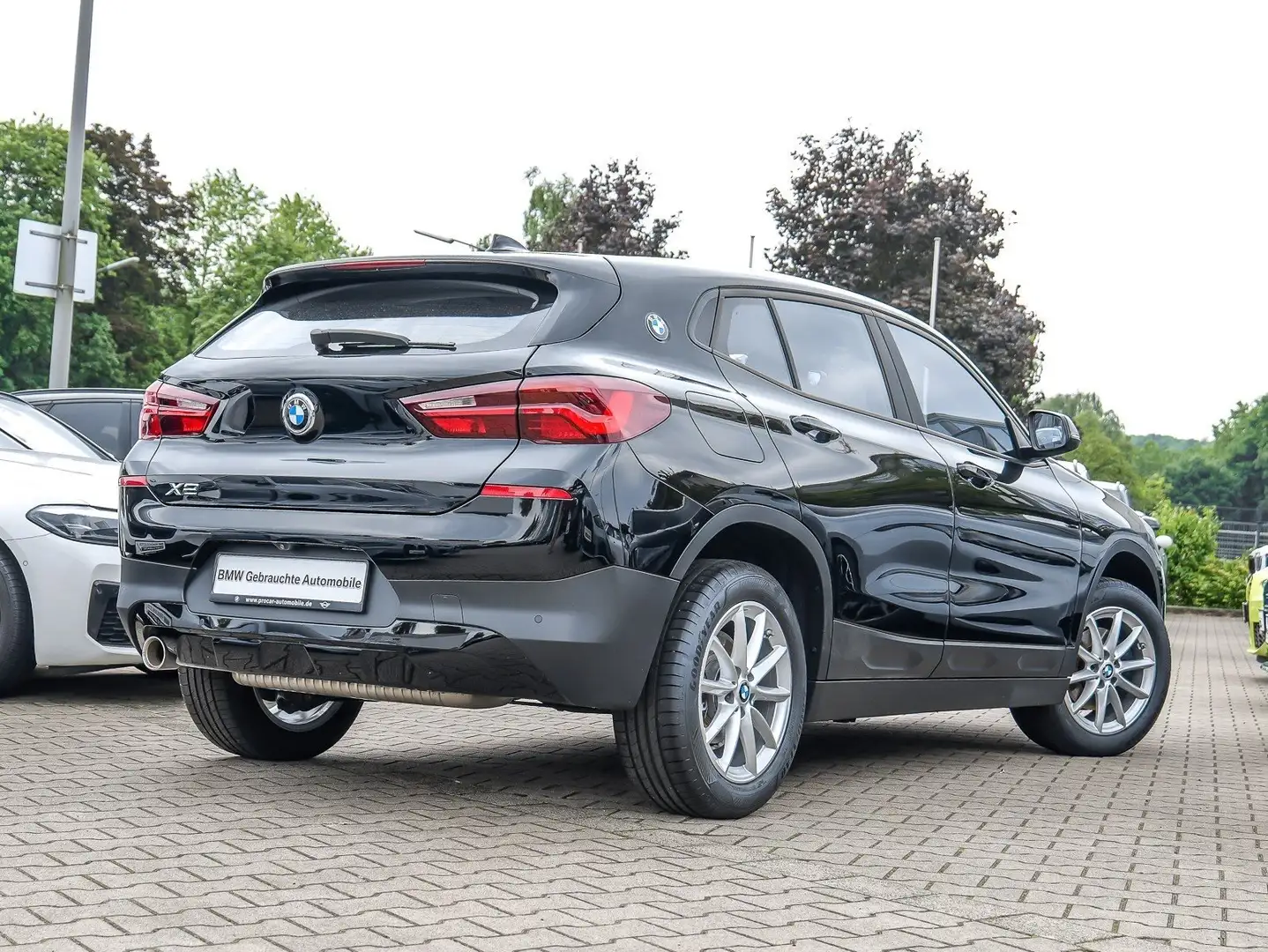 BMW X2 sDrive18i RFK NAVI LED PDC V+H DAB Parkass. Schwarz - 2