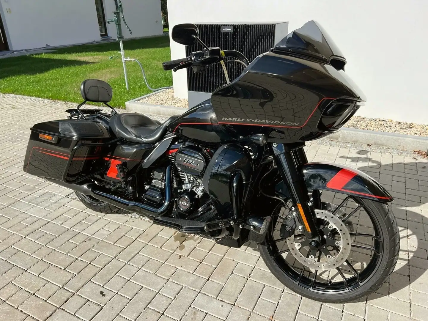 Harley-Davidson Road Glide CVO Noir - 1