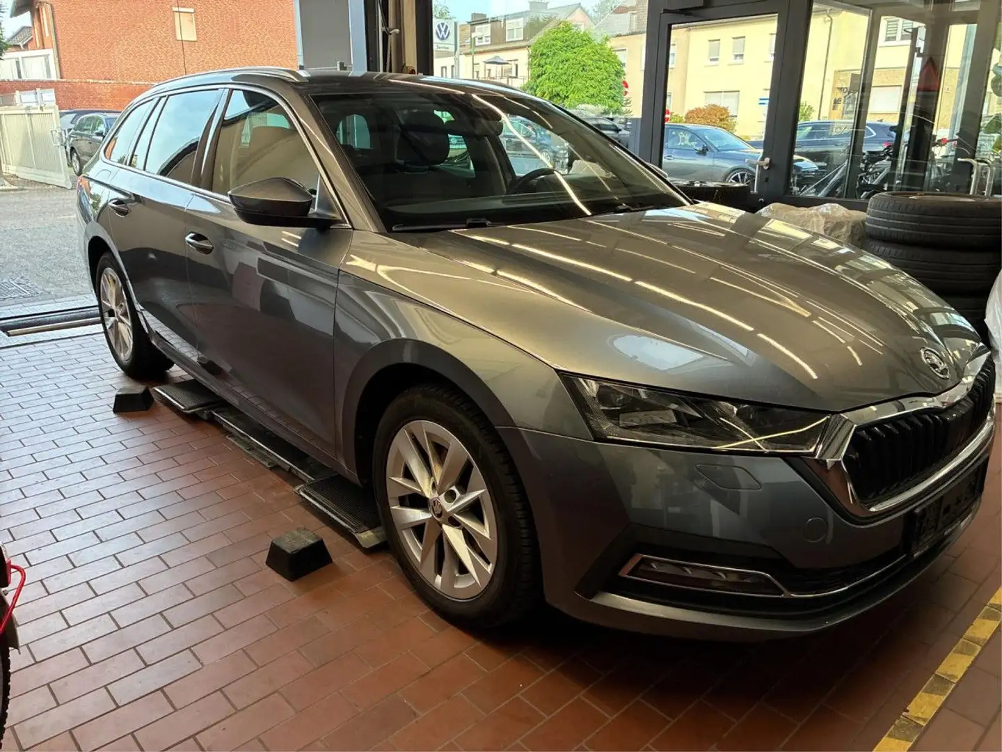 Skoda Sonstige Octavia Combi 2.0 TDI Style DSG Navi Sitzhzg LED Grau - 1