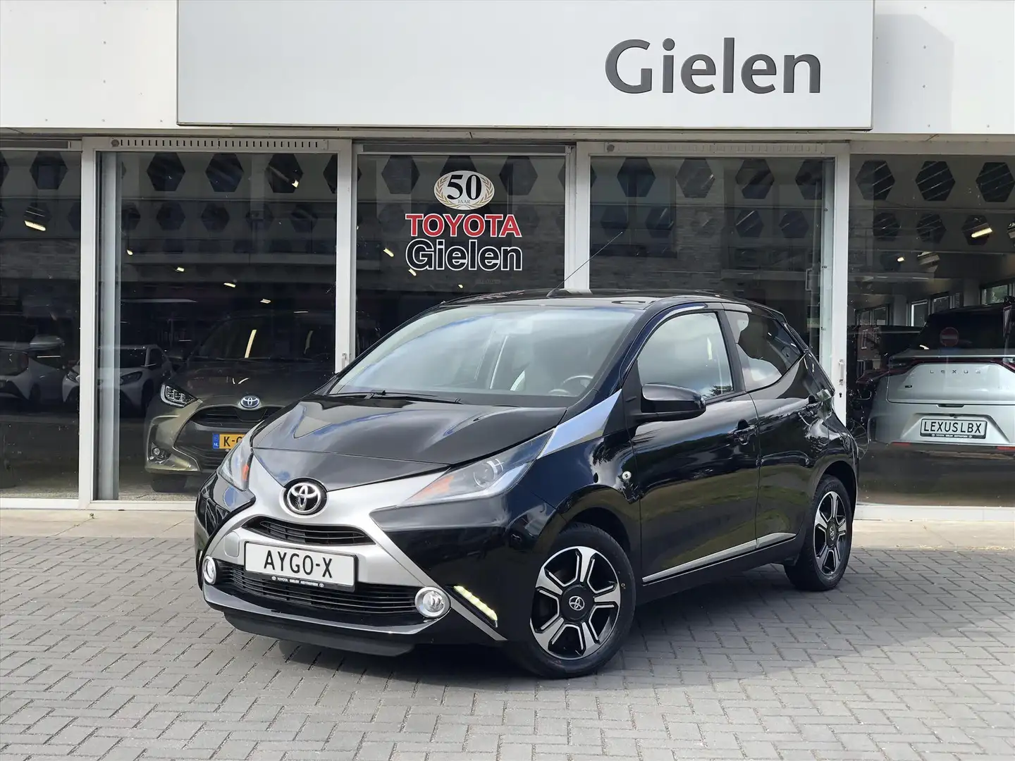 Toyota Aygo 1.0 x-clusiv | Climate control, Camera, Bluethooth Zwart - 1