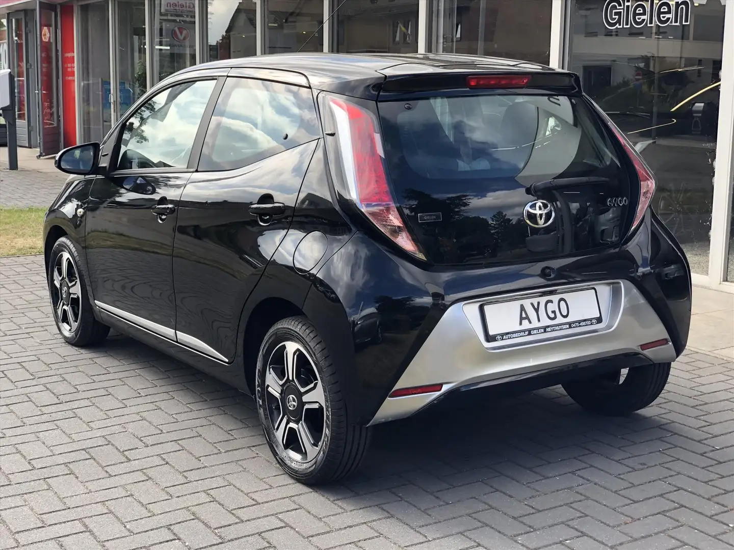 Toyota Aygo 1.0 x-clusiv | Climate control, Camera, Bluethooth Zwart - 2