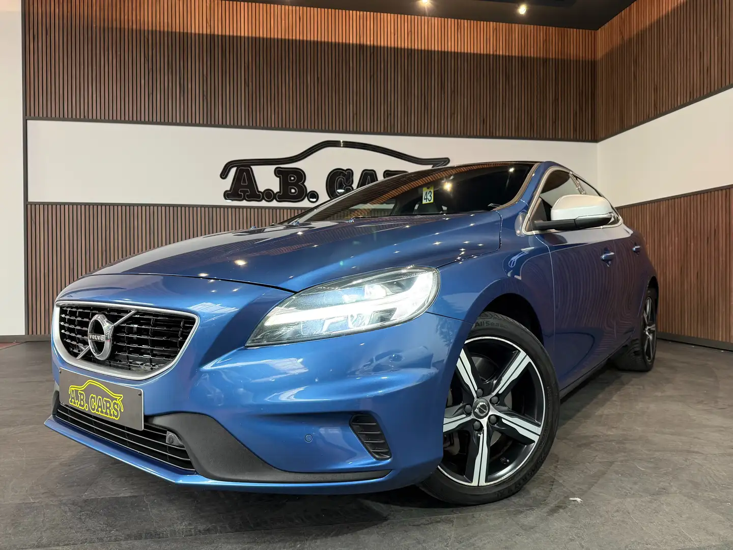Volvo V40 2.0 D2 R-Design *AUTOMATIQUE*GARANTIE 12MOIS Bleu - 1