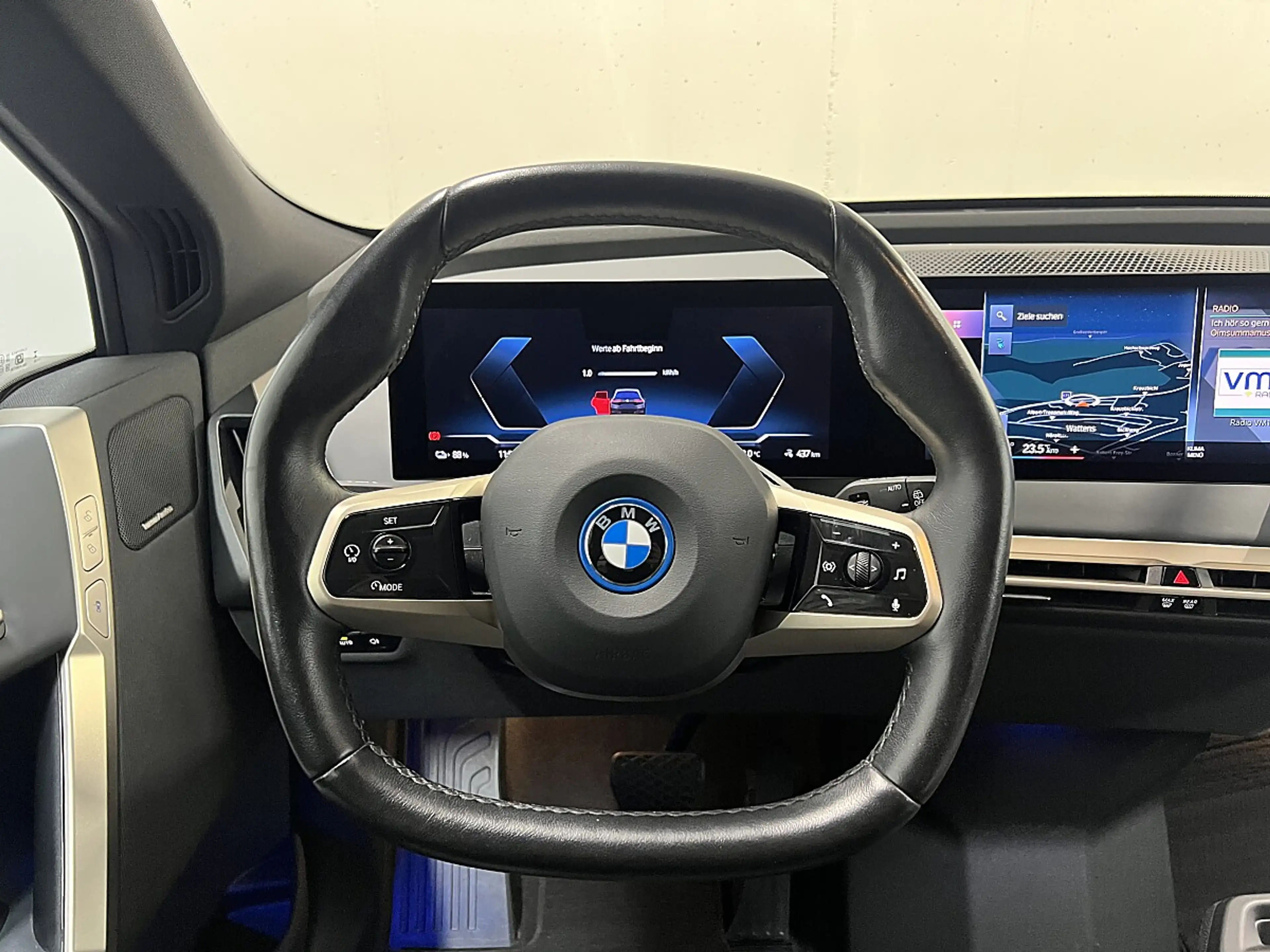 BMW iX xDrive50, Ahk, Laser, Sky Lounge, H&K,.. — photo 10